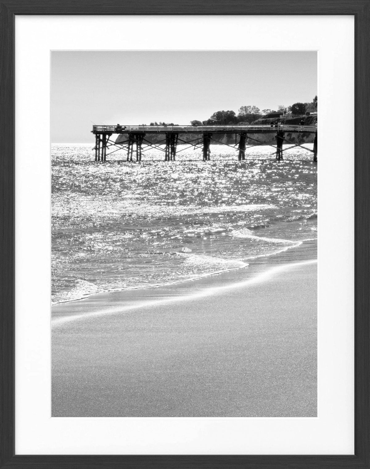 Schwarz-weiß Poster mit Rahmen von Malibu Pier, Kalifornien, von Cosman-Photocollection, 25x31 cm, Meereslandschaft