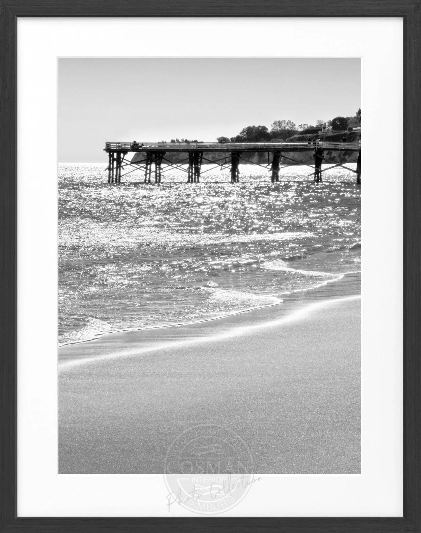 Schwarz-weiß Poster mit Rahmen von Malibu Pier, Kalifornien, von Cosman-Photocollection, 25x31 cm, Meereslandschaft