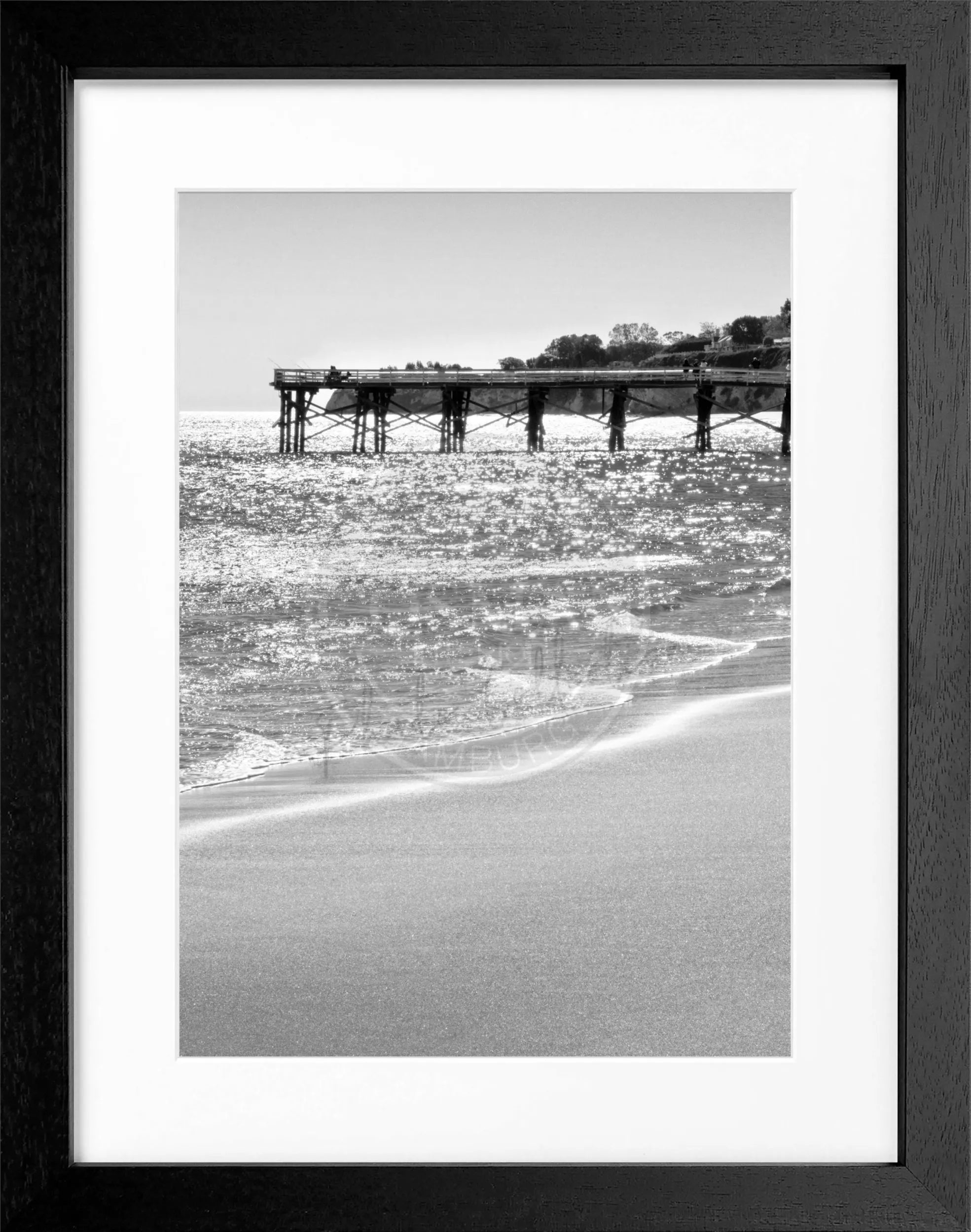 Schwarz-weiß Poster mit Rahmen, Kalifornien Malibu Pier Motiv, von Cosman-Photocollection, 25x31cm, Wanddekoration