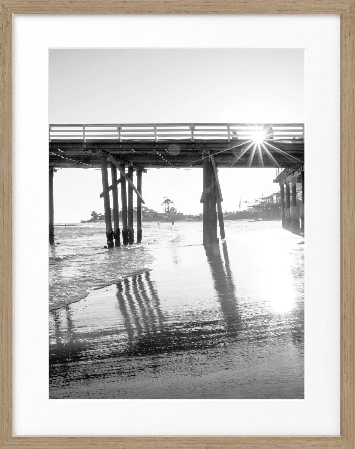 Schwarz-weiß Poster mit Rahmen von Malibu Pier in Kalifornien, 25x31cm, von Cosman-Photocollection, maritime Küstenansicht