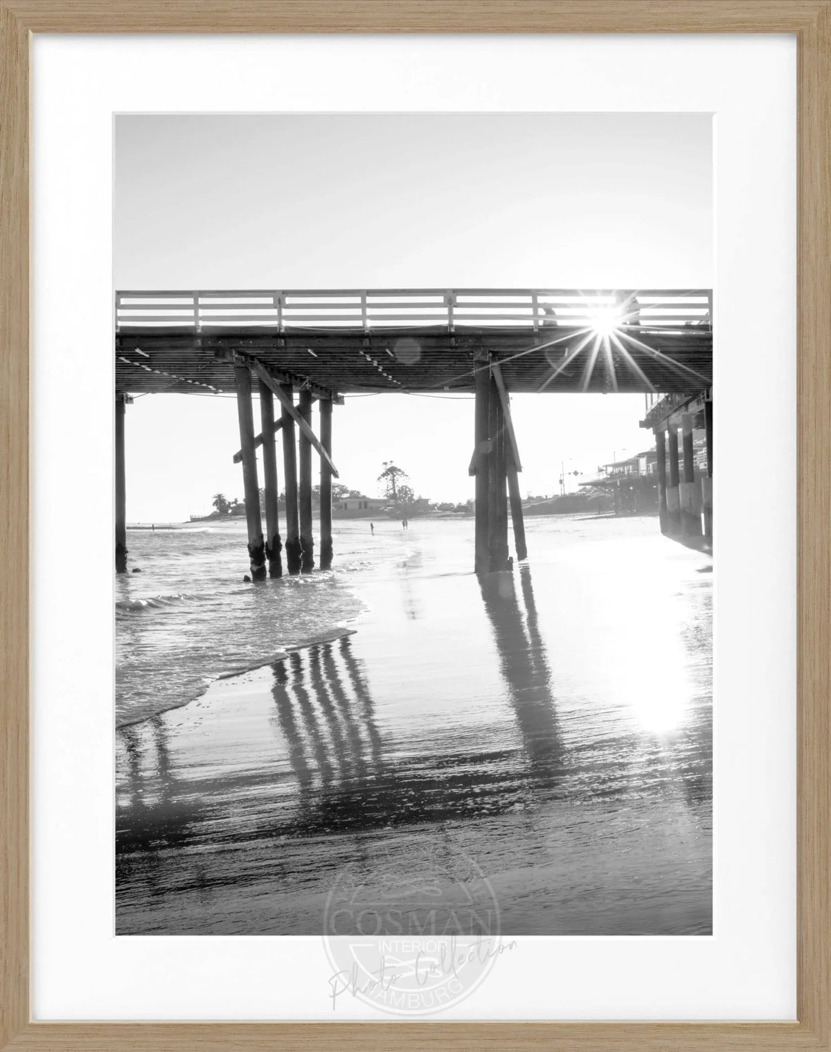 Schwarz-weiß Poster mit Rahmen von Malibu Pier in Kalifornien, 25x31cm, von Cosman-Photocollection, maritime Küstenansicht