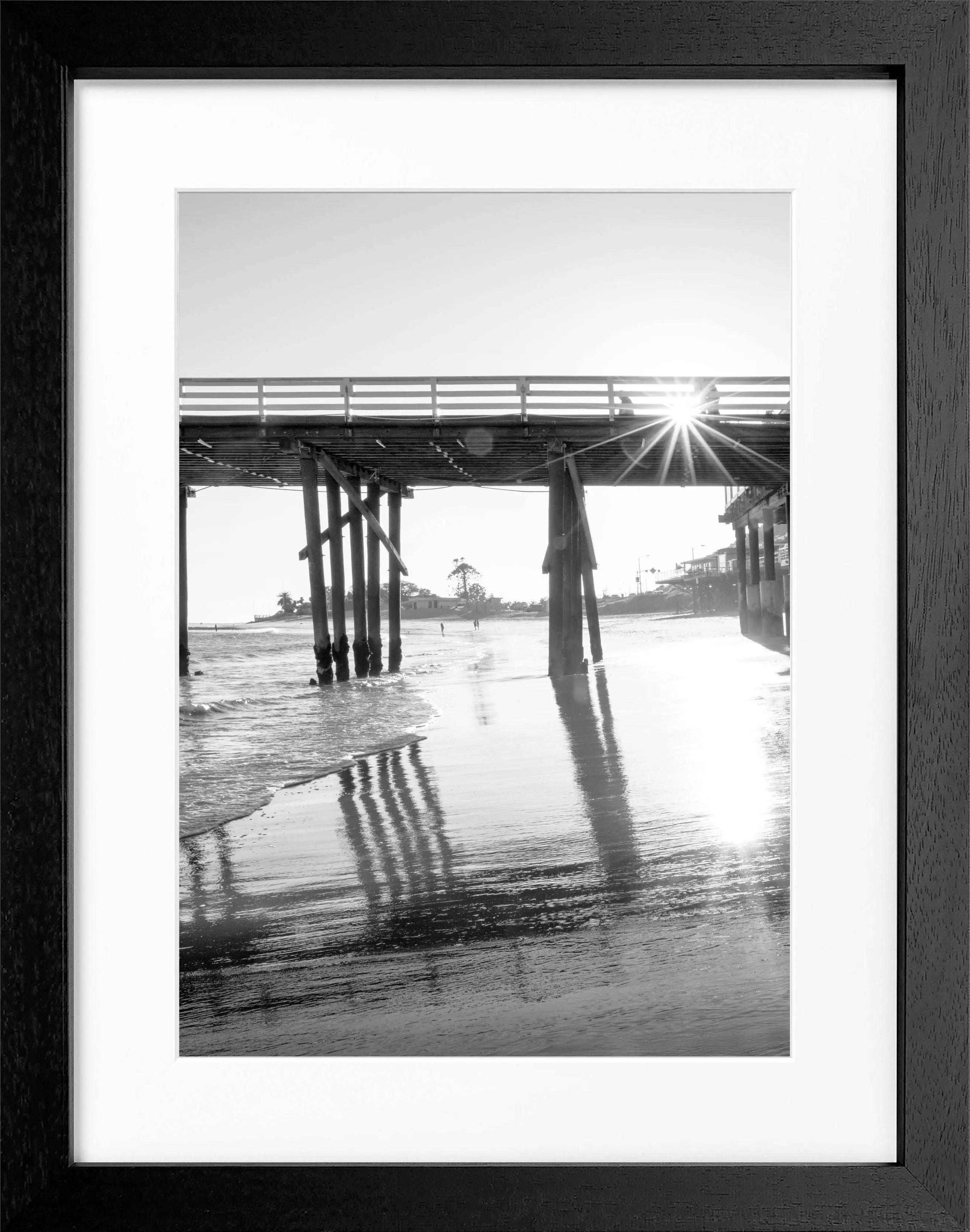 Schwarz-weiß Poster mit Rahmen von Malibu Pier in Kalifornien, 25x31cm, von Cosman-Photocollection.