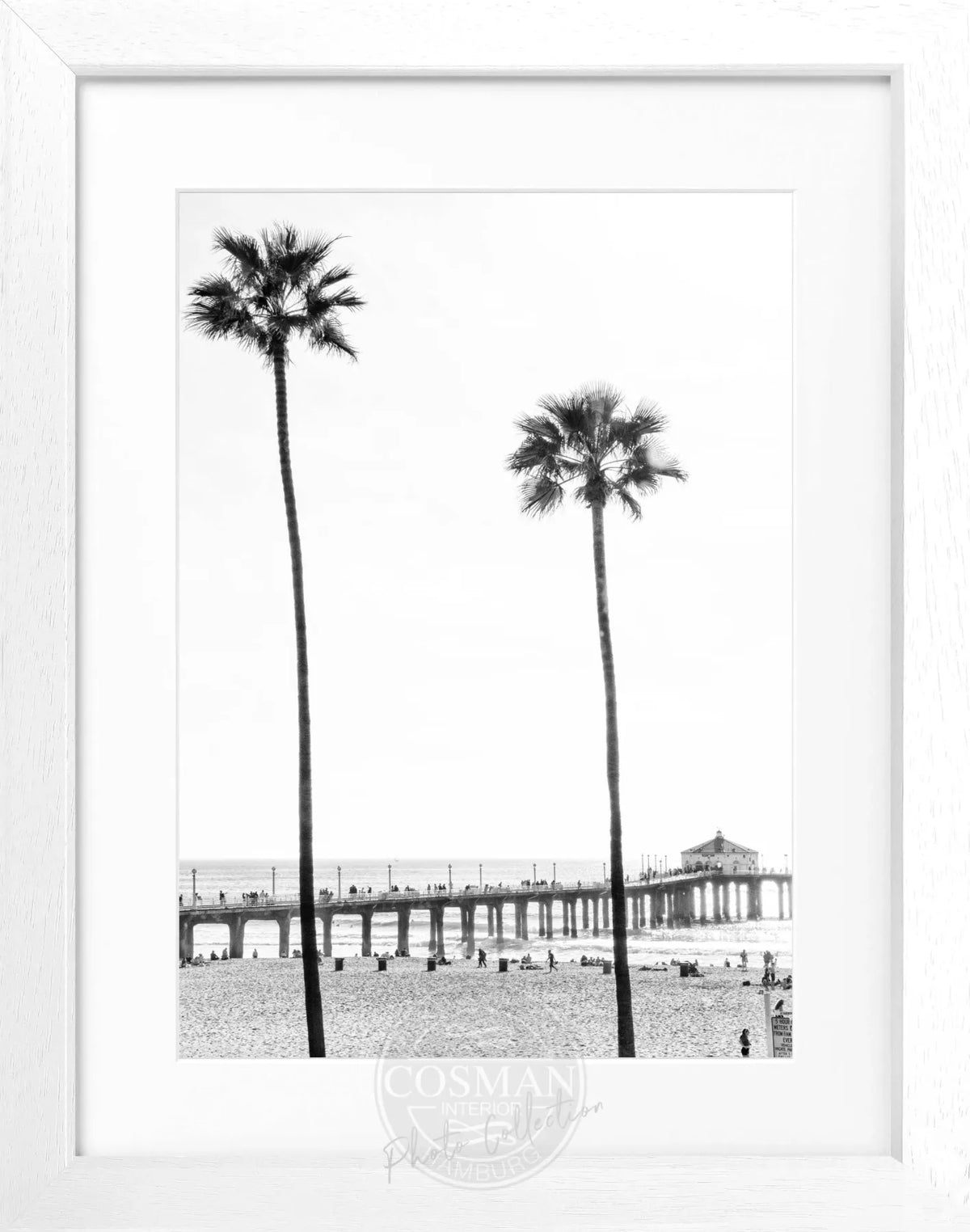 Schwarz-weiß Poster von Kalifornien Manhattan Beach mit schwarzem Rahmen, 25x31cm, von Cosman-Photocollection.