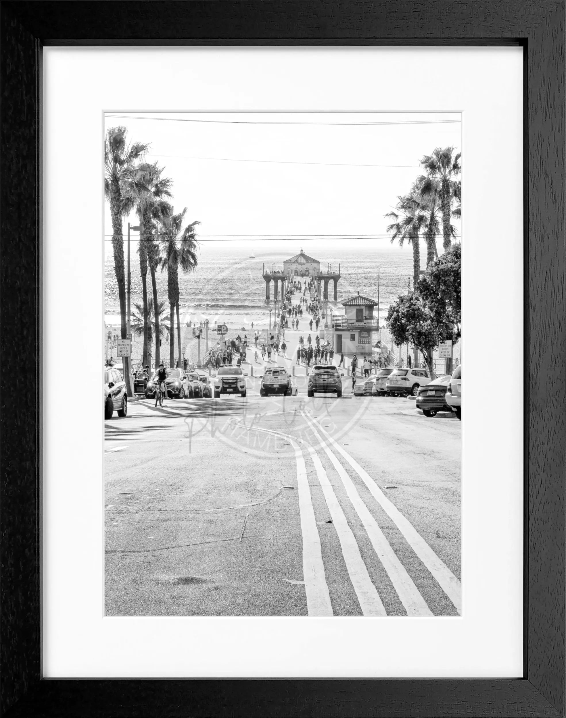 Schwarzer Rahmen um Kalifornien Manhattan Beach Poster von Cosman-Photocollection in Schwarz-Weiß, 25x31 cm