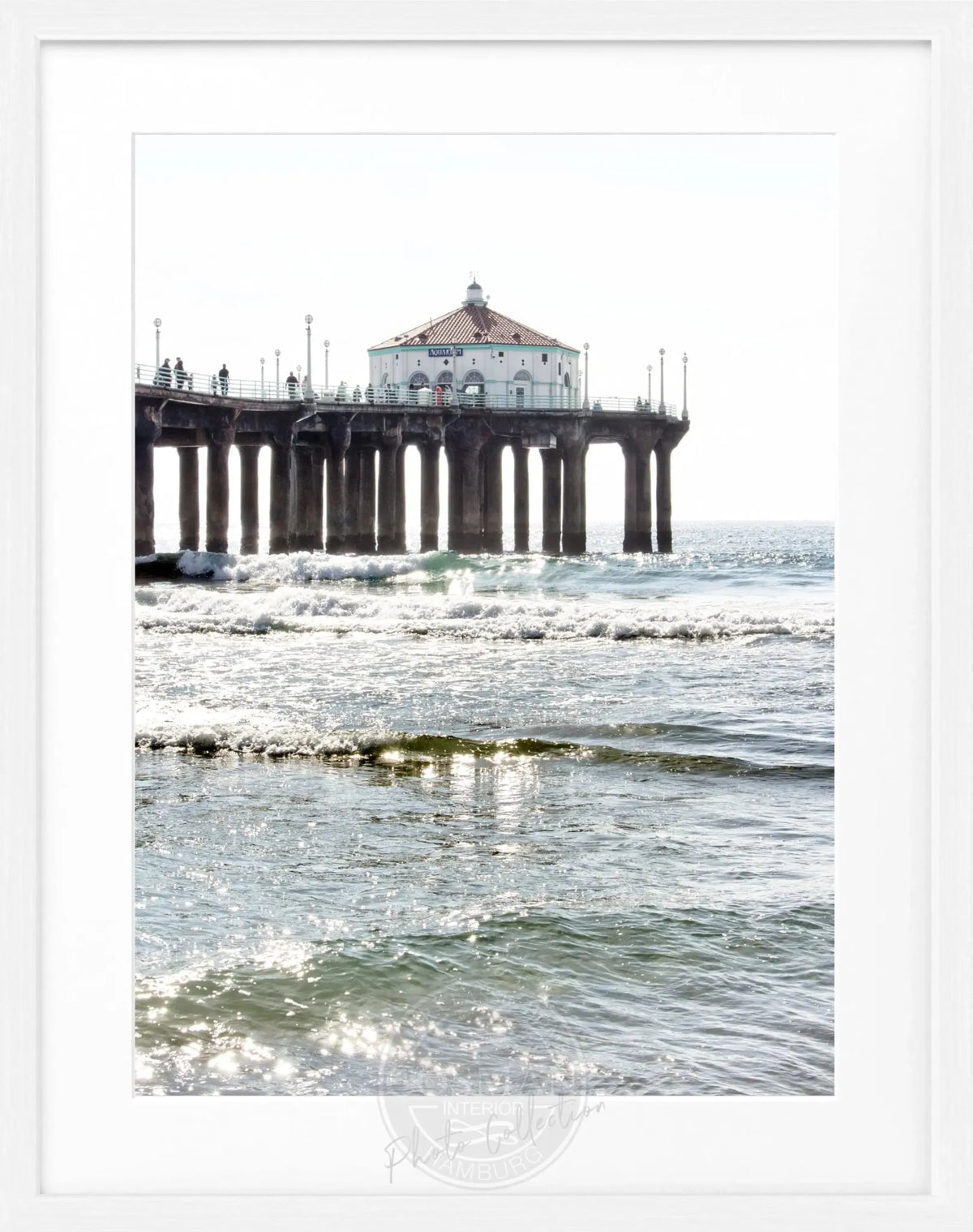 Schwarz-weiß Poster von Cosman-Photocollection mit Rahmen, zeigt den Manhattan Beach Pier in Kalifornien, Maße 25x31 cm
