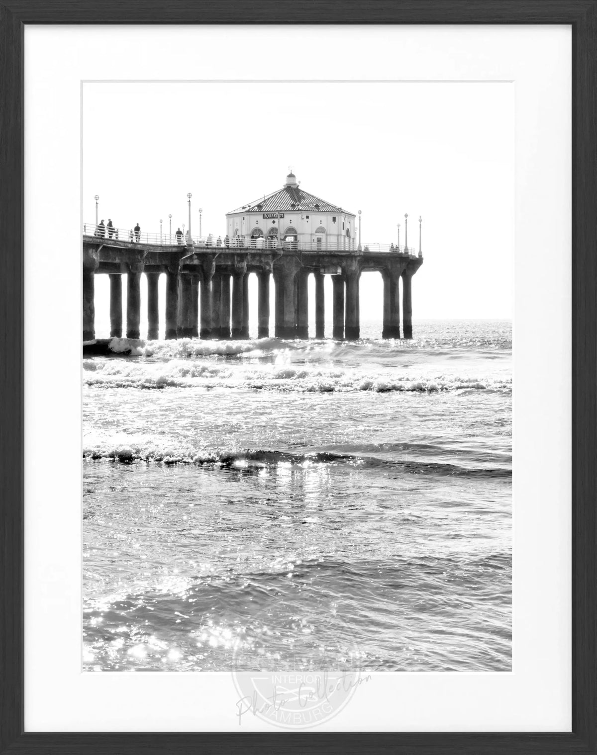 Schwarz-weiß Poster mit Rahmen von Cosman-Photocollection, Kalifornien Manhattan Beach Pier, 25x31 cm, urbanes Meeresmotiv