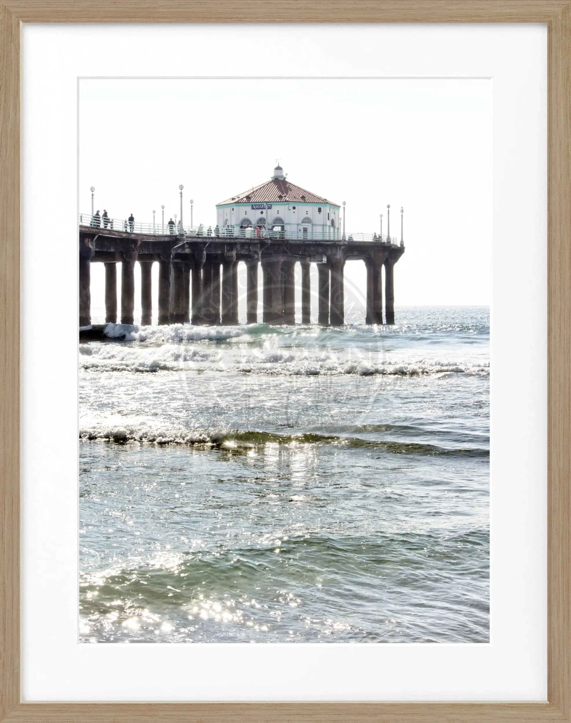 Schwarz-weiß Poster mit Rahmen, zeigt den Manhattan Beach Pier in Kalifornien, von Cosman-Photocollection, 25x31 cm
