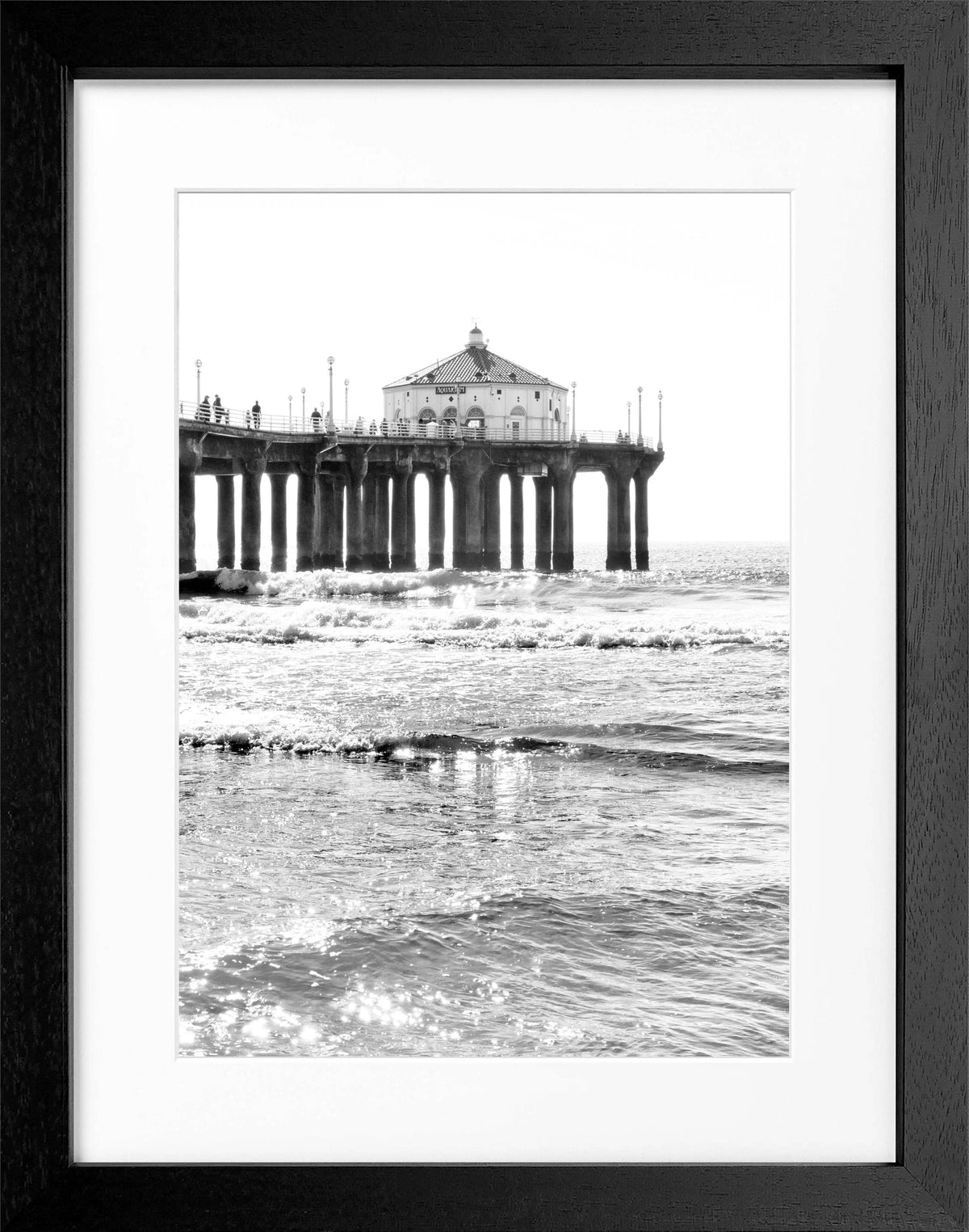 Schwarz-weiß Poster mit Rahmen von Cosman-Photocollection, Manhattan Beach Pier in Kalifornien, 25x31 cm, Wanddekoration