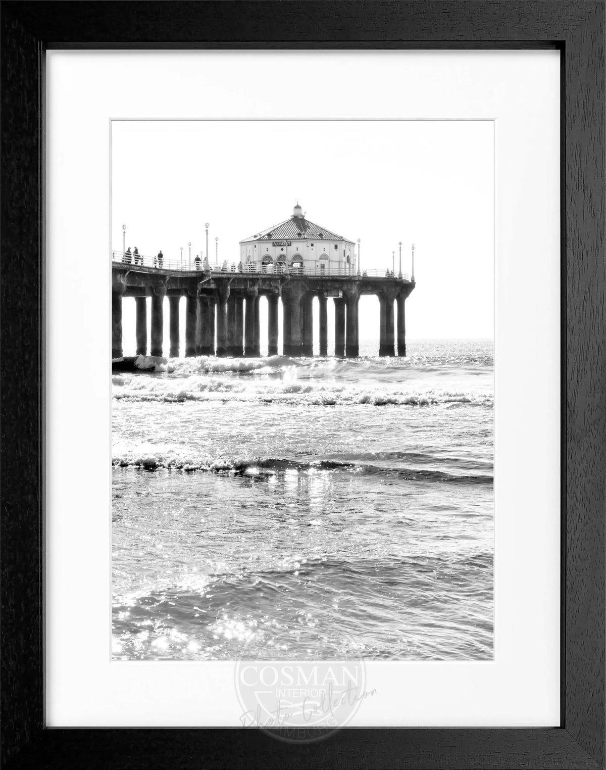 Schwarz-weiß Poster mit Rahmen von Cosman-Photocollection, Manhattan Beach Pier in Kalifornien, 25x31 cm, Wanddekoration