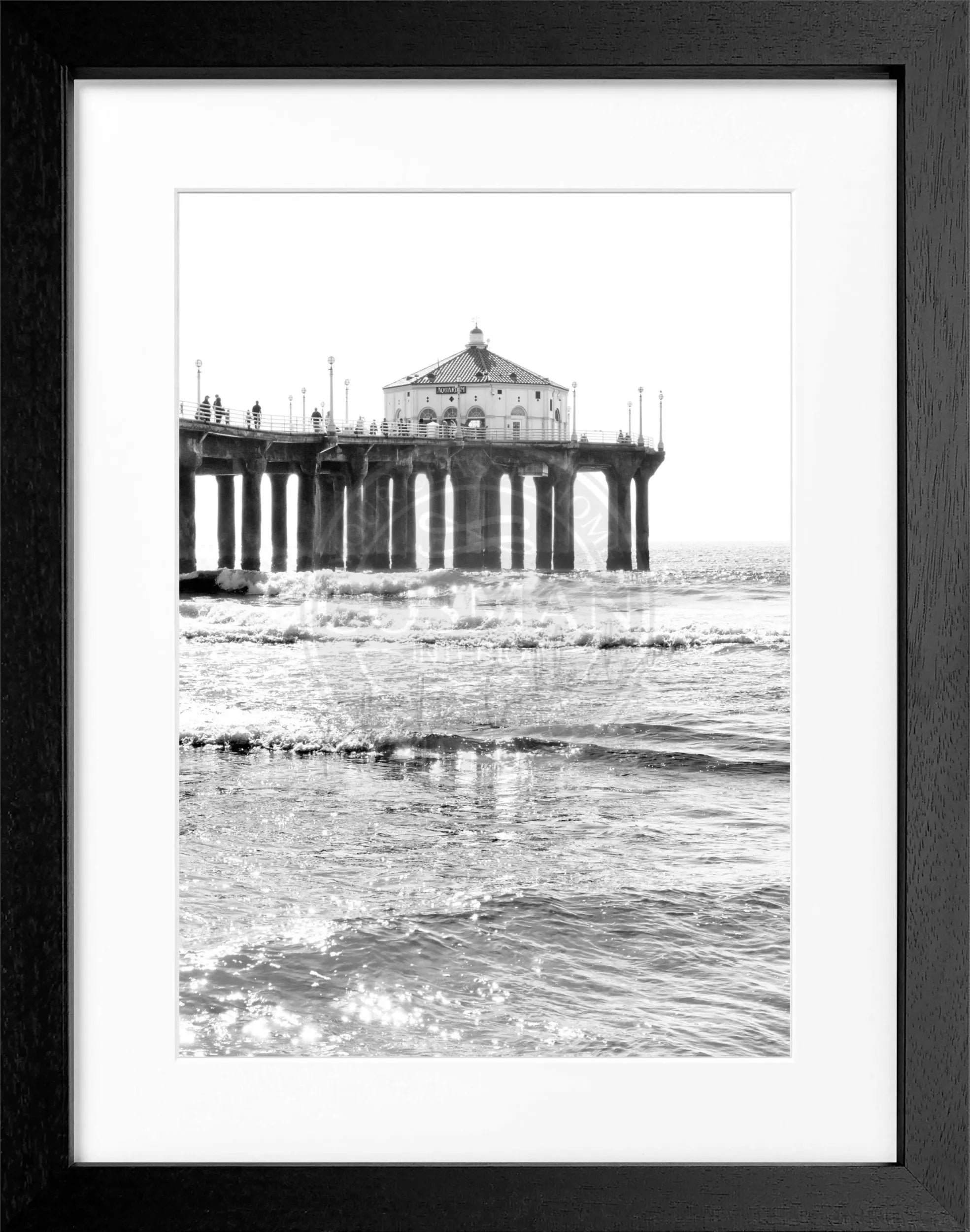 Schwarz-weiß Poster mit Rahmen von Cosman-Photocollection, Manhattan Beach Pier in Kalifornien, 25x31 cm, Wanddekoration