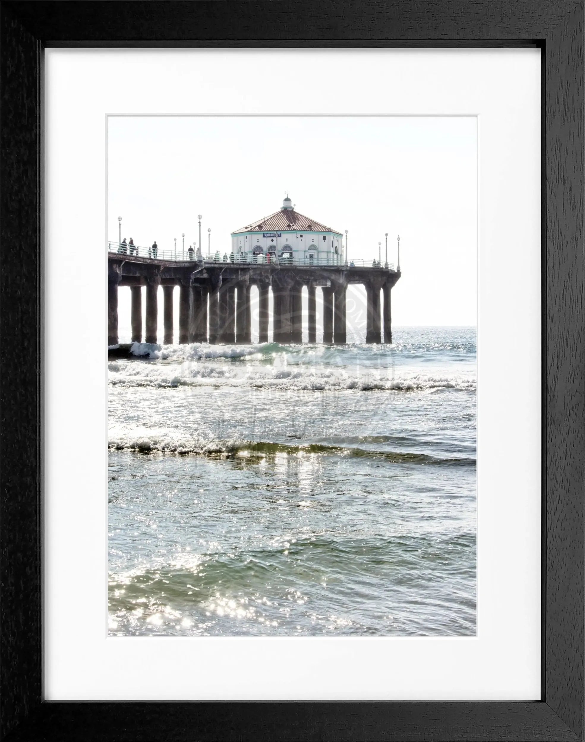 Schwarz-weiß Poster mit Rahmen, Kalifornien Manhattan Beach Pier, von Cosman-Photocollection, 25x31 cm, Wanddekoration