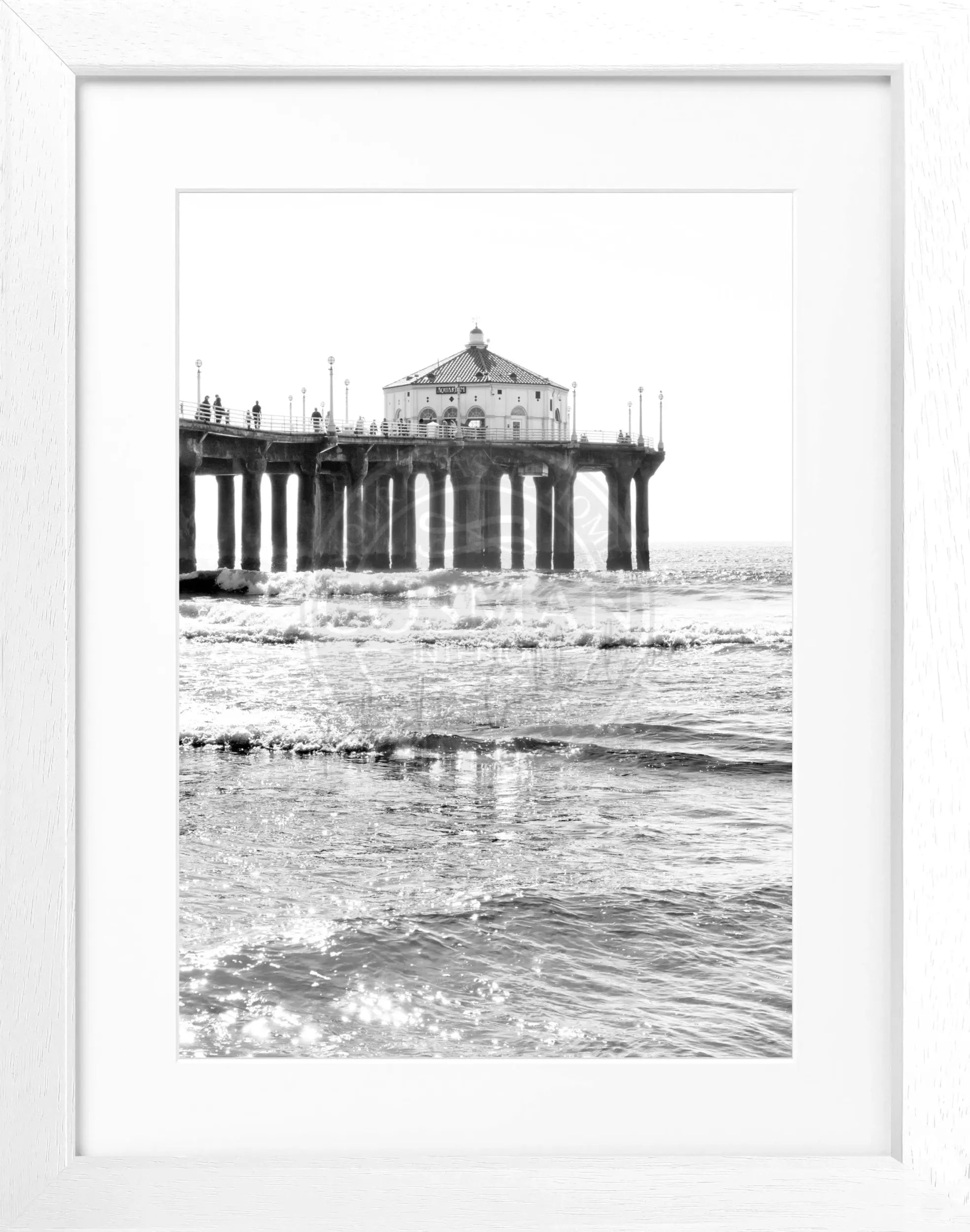 Schwarz-weiß Poster mit Rahmen, Kalifornien Manhattan Beach Pier, von Cosman-Photocollection, 25x31 cm.