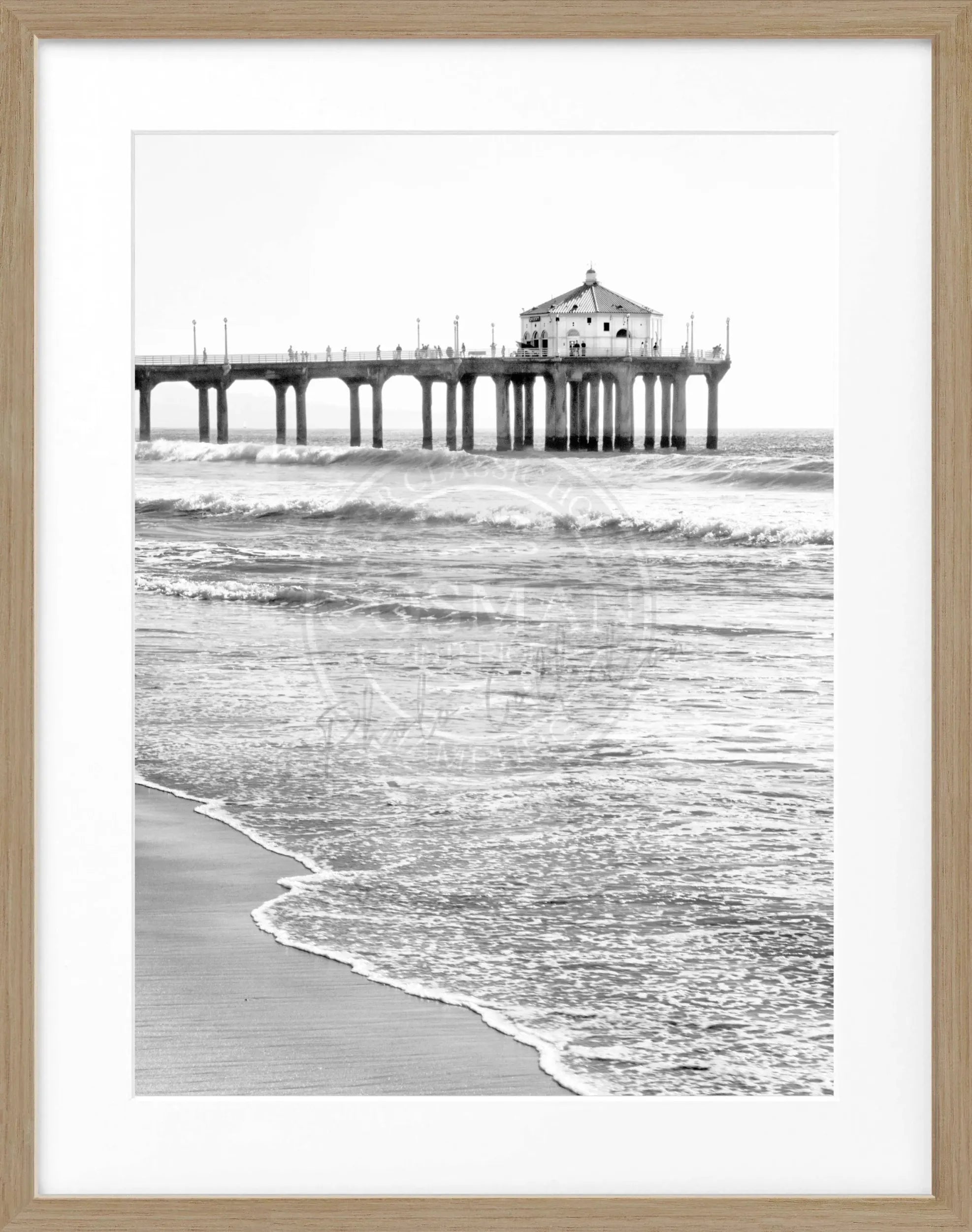 Schwarz-weiß Poster mit Rahmen, Kalifornien Manhattan Beach Pier, Cosman-Photocollection, 25x31 cm, Motiv mit Strand und Pier