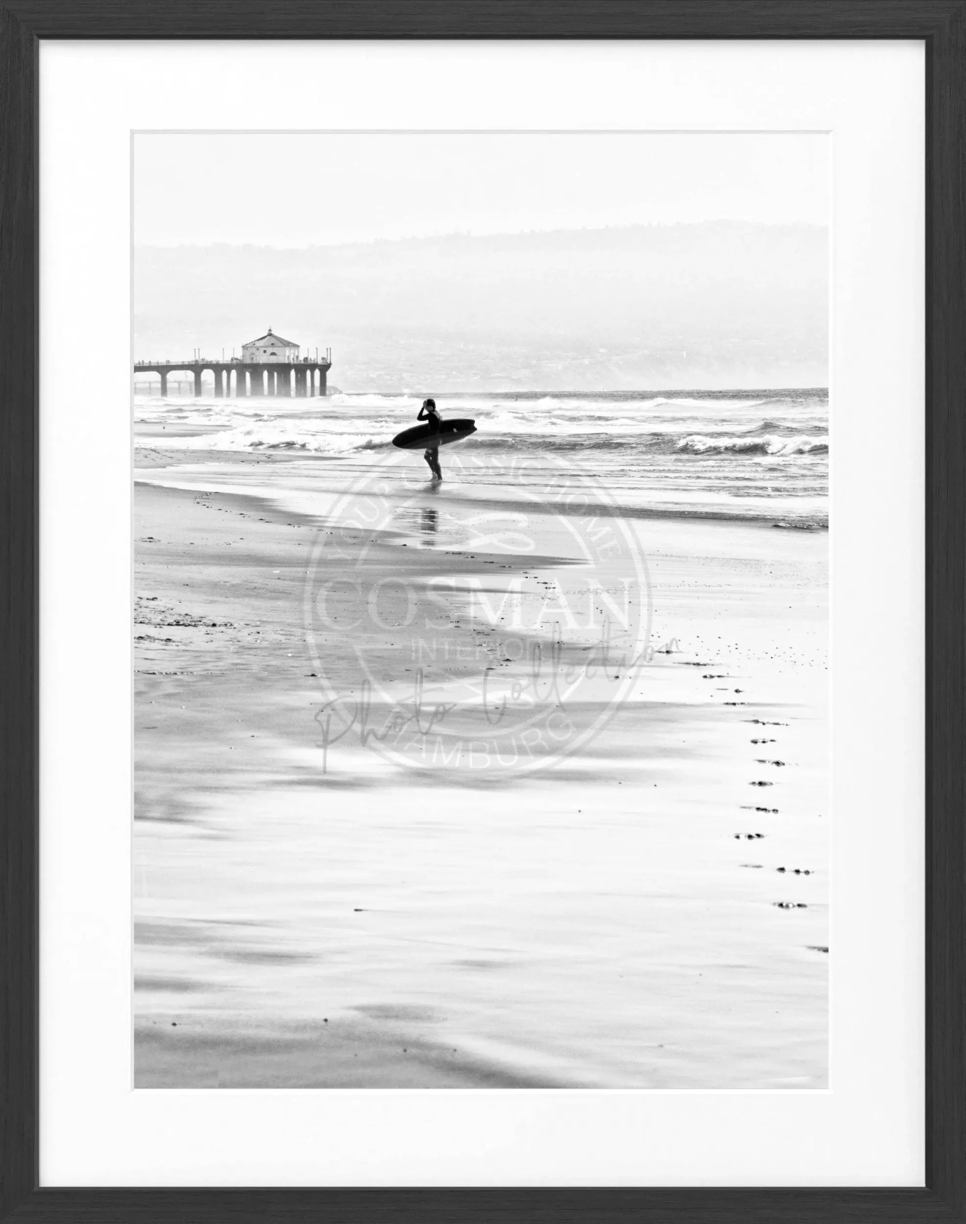 Schwarz-weiß Poster mit Rahmen von Cosman-Photocollection, Kalifornien Manhattan Beach Surfer, 25x31cm, Wanddekoration