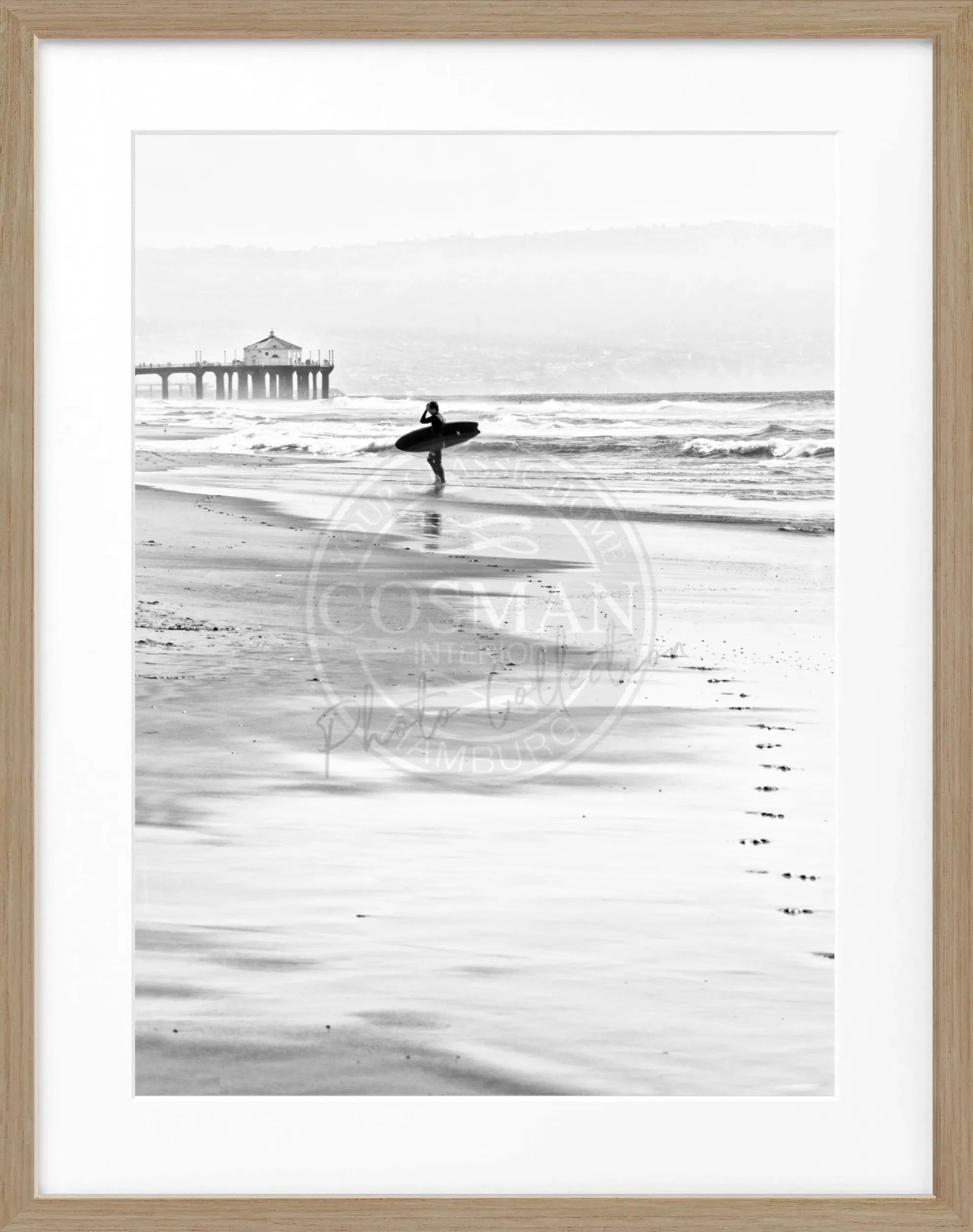Schwarz-weiß Poster mit Rahmen von Cosman-Photocollection, Kalifornien Manhattan Beach Surfer, 25x31 cm, Wanddekoration