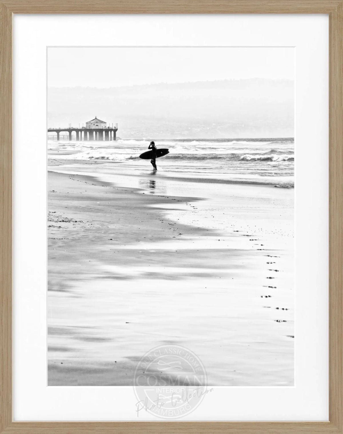 Schwarz-weiß Poster mit Rahmen von Cosman-Photocollection, Kalifornien Manhattan Beach Surfer, 25x31 cm, Wanddekoration