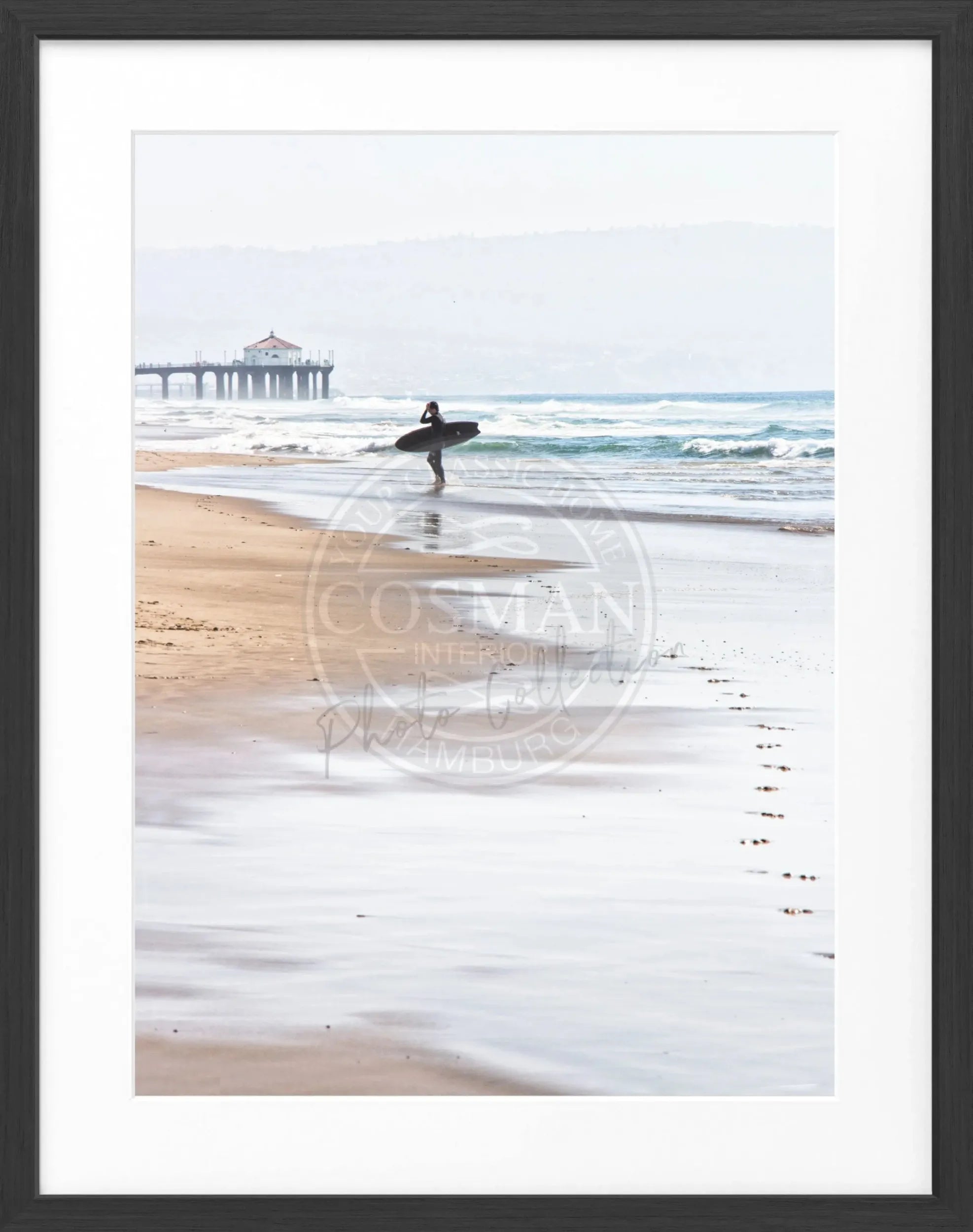 Schwarz-weiß Poster mit Rahmen, Kalifornien Manhattan Beach Surfer, Cosman-Photocollection, 25x31cm, Wanddekoration