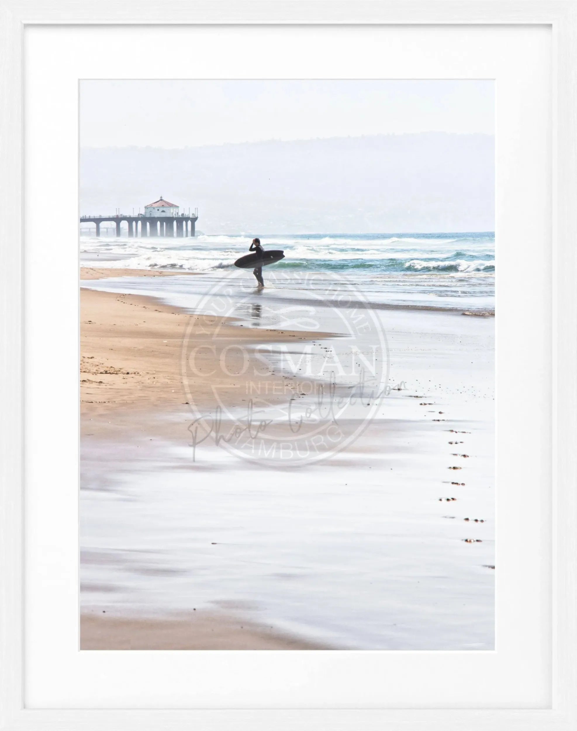 Schwarz-weiß Poster mit Rahmen, Kalifornien Manhattan Beach Surfer, von Cosman-Photocollection, 25x31 cm, ansprechendes Meeresmotiv
