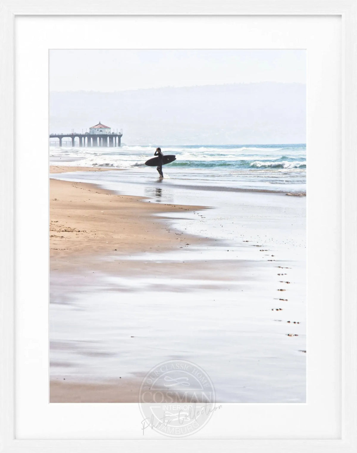 Schwarz-weiß Poster mit Rahmen, Kalifornien Manhattan Beach Surfer, von Cosman-Photocollection, 25x31 cm, ansprechendes Meeresmotiv