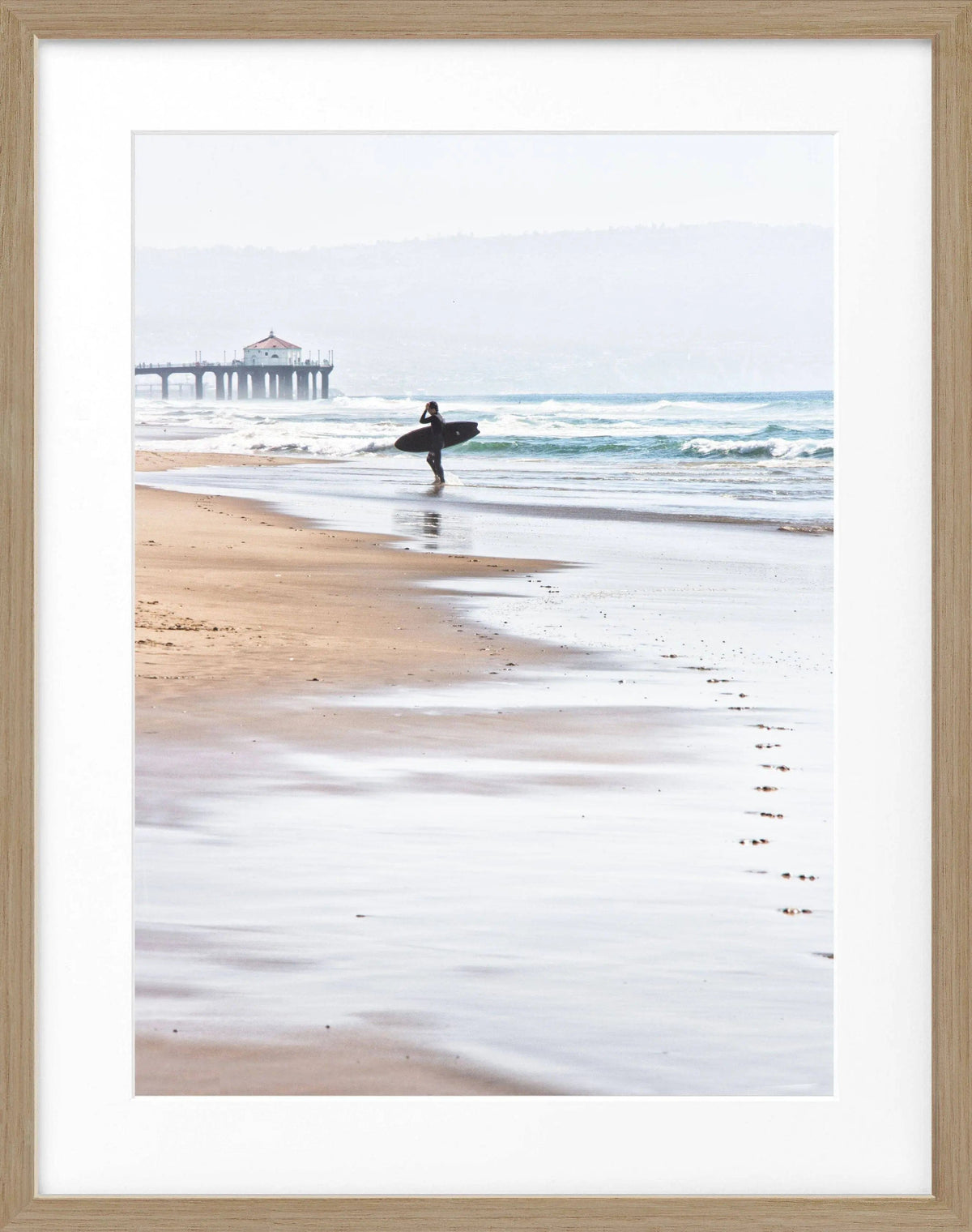 Schwarz-weiß Poster mit Rahmen von Cosman-Photocollection, Kalifornien Manhattan Beach Surfer, 25x31 cm, Wanddekoration