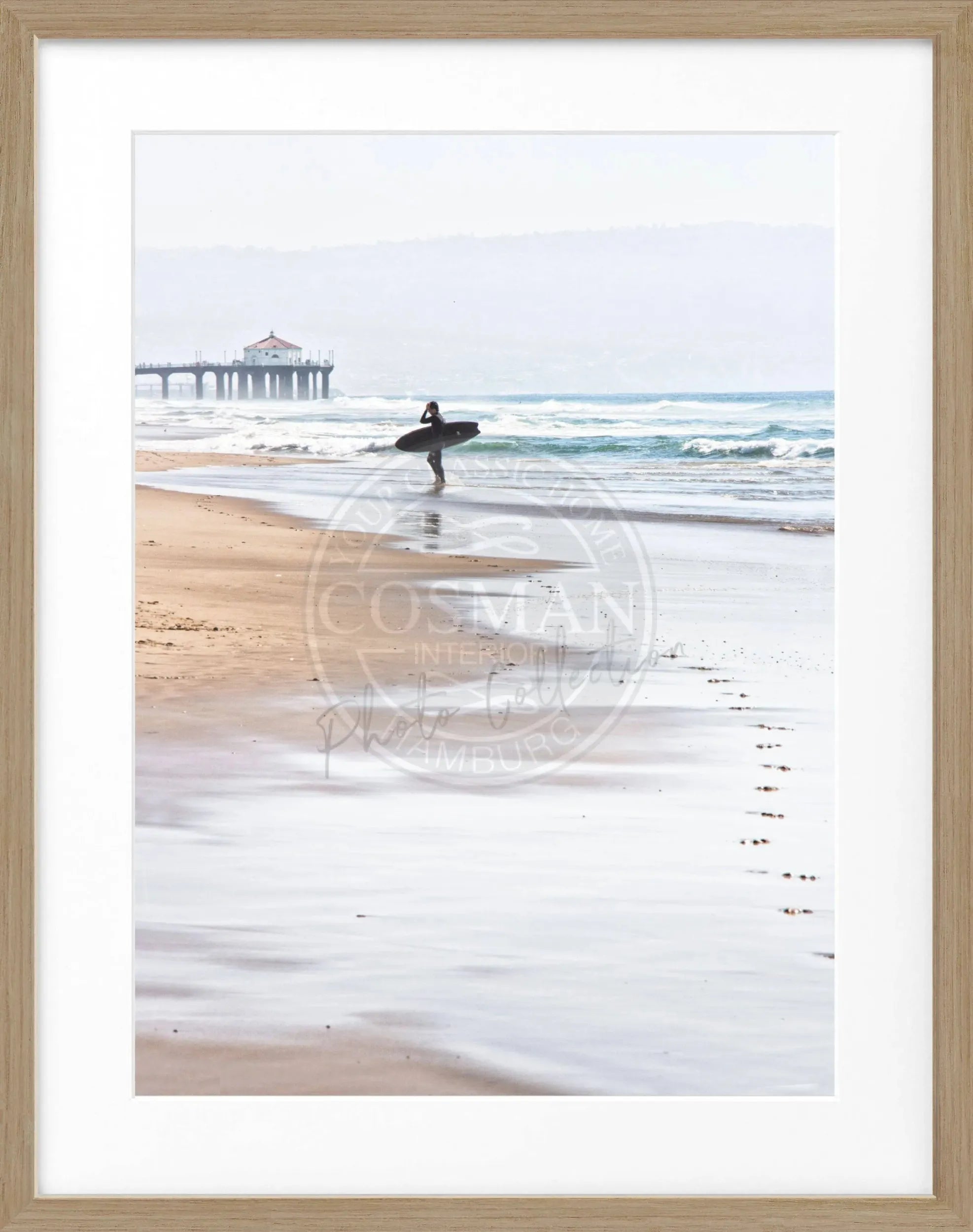 Schwarz-weiß Poster mit Rahmen von Cosman-Photocollection, Kalifornien Manhattan Beach Surfer, 25x31 cm, Wanddekoration