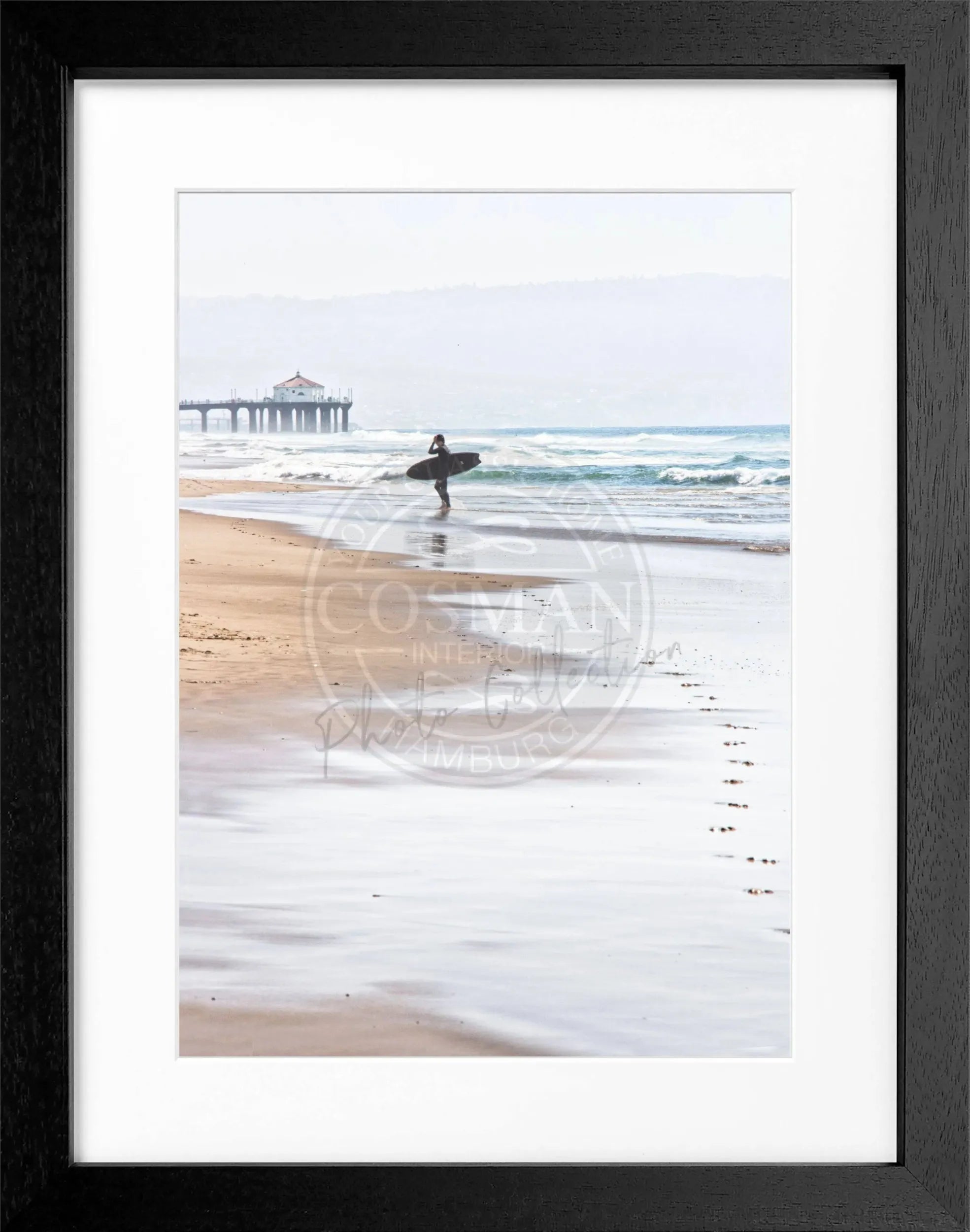 Schwarz-weiß Poster mit Rahmen, Kalifornien Manhattan Beach Surfer Motiv, 25x31cm, von Cosman-Photocollection