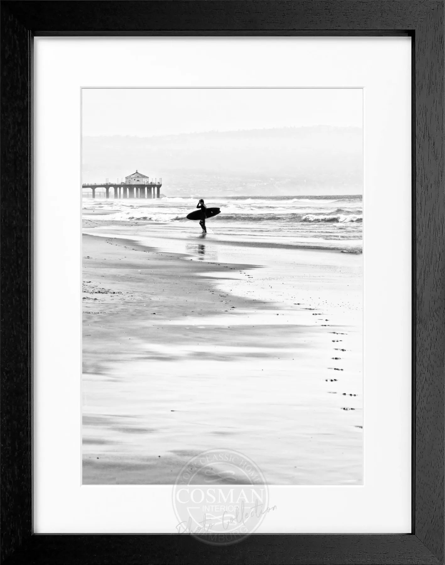 Schwarz-weiß Poster mit Rahmen, Kalifornien Manhattan Beach Surfer, Cosman-Photocollection, 25x31 cm, Wanddekoration