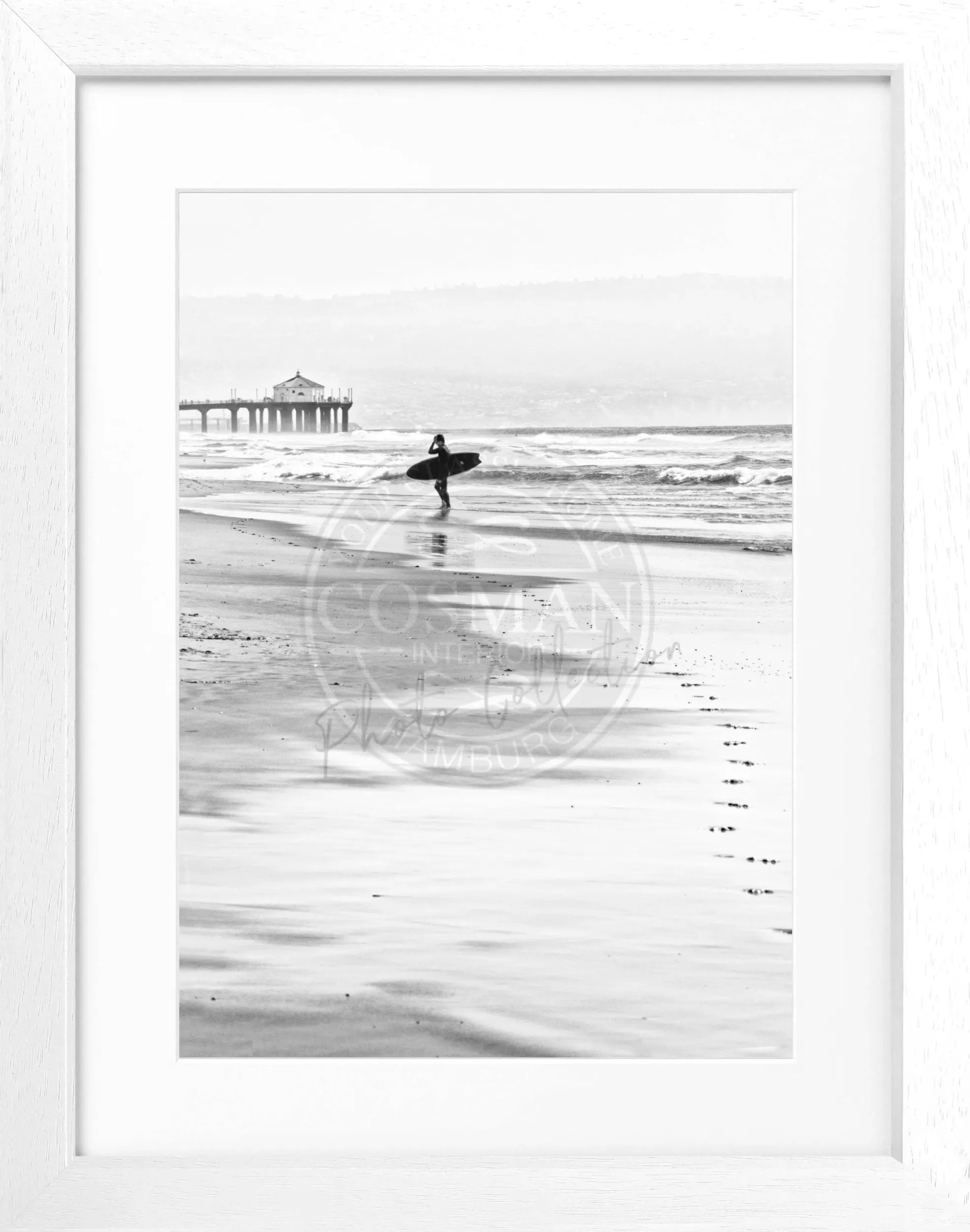 Schwarz-weiß Poster mit Rahmen, Kalifornien Manhattan Beach Surfer, von Cosman-Photocollection, 25x31 cm, Wanddekoration
