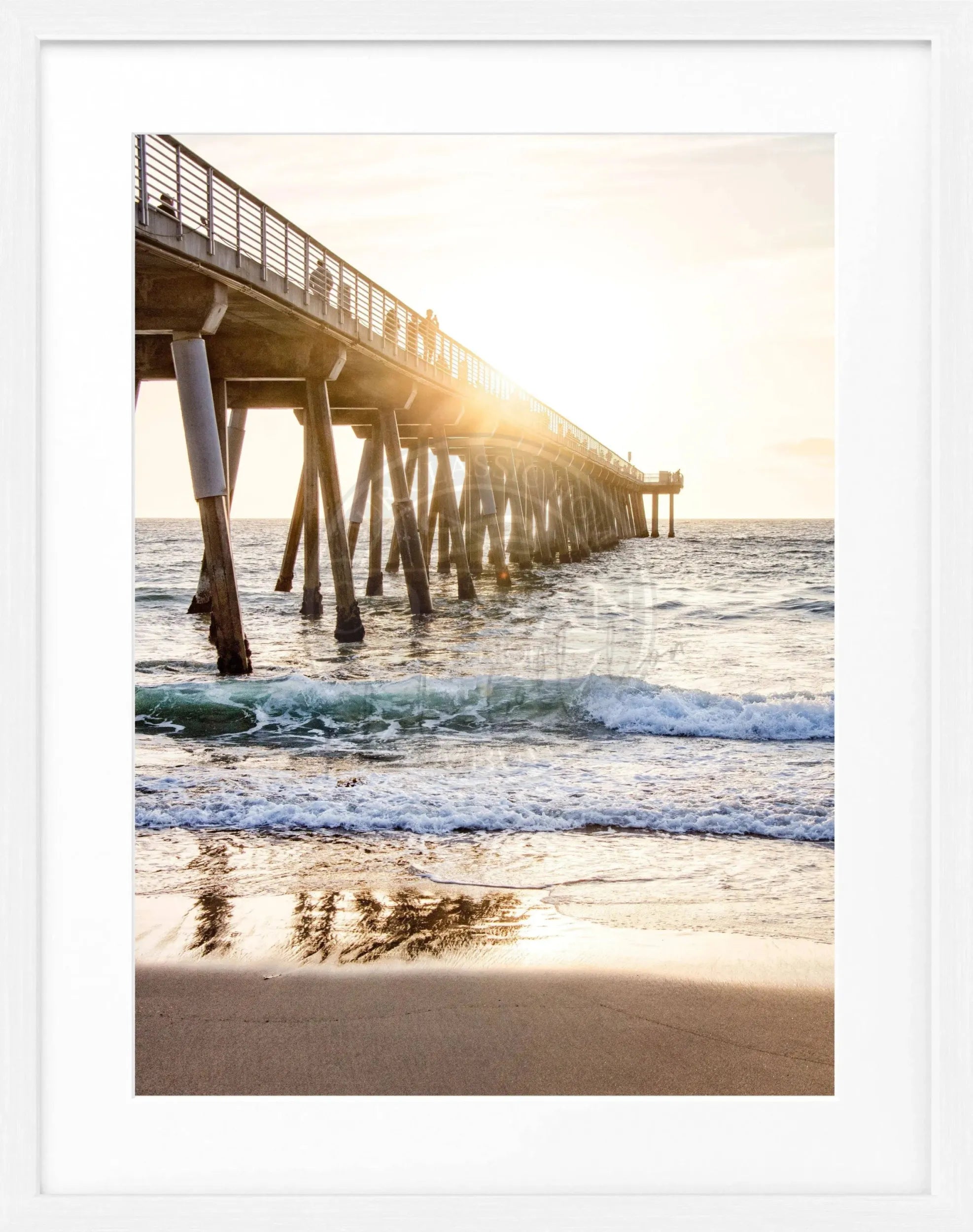 Schwarz-weiß Poster mit Rahmen von Kalifornien ’Pier’, 25x31 cm, von Cosman-Photocollection, zeigt ein Pier am Meer