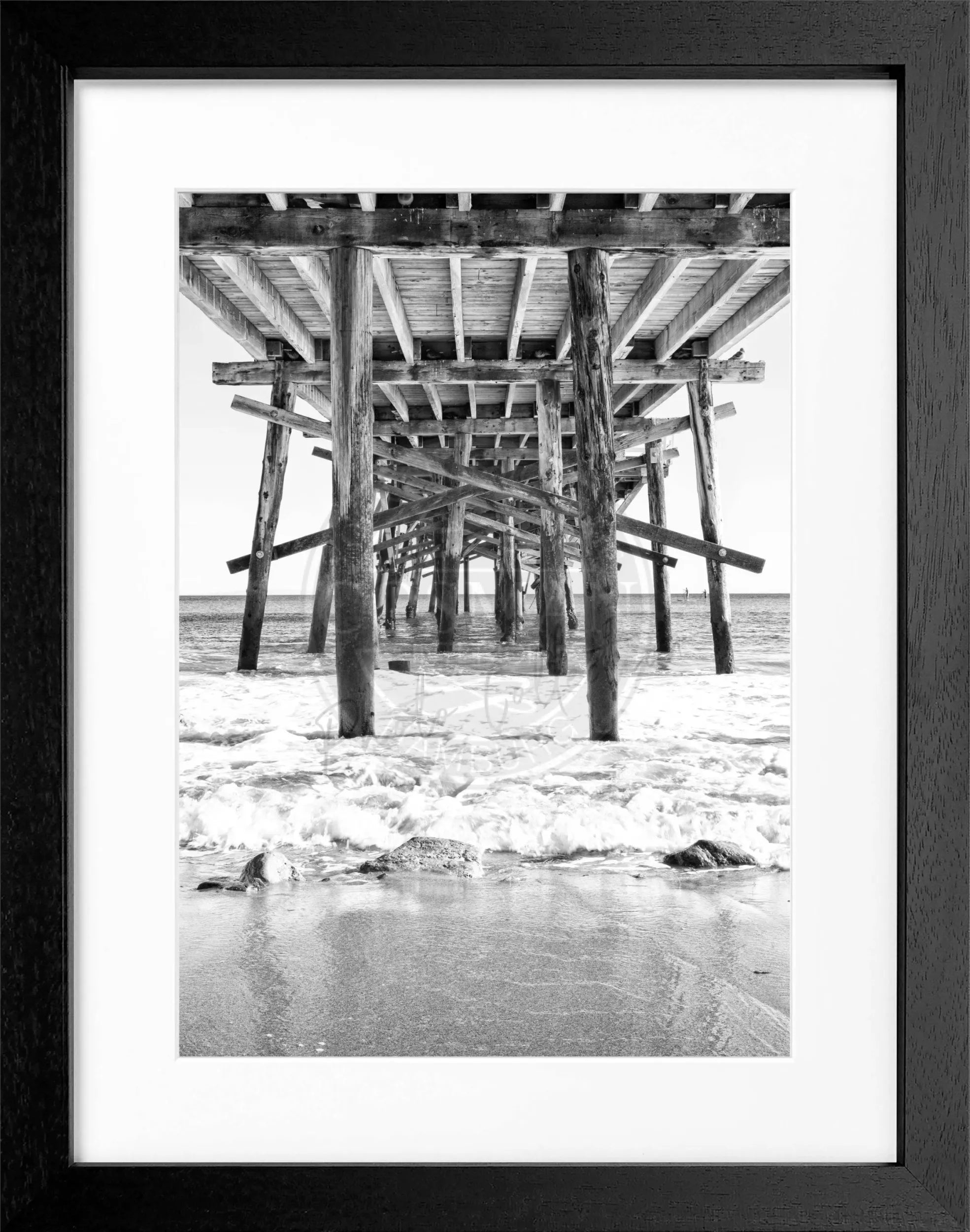Schwarz-weiß Poster mit Rahmen, Kalifornien ’Pier’, 25x31cm, von Cosman-Photocollection, zeigt ein Meeresmotiv an einem Pier
