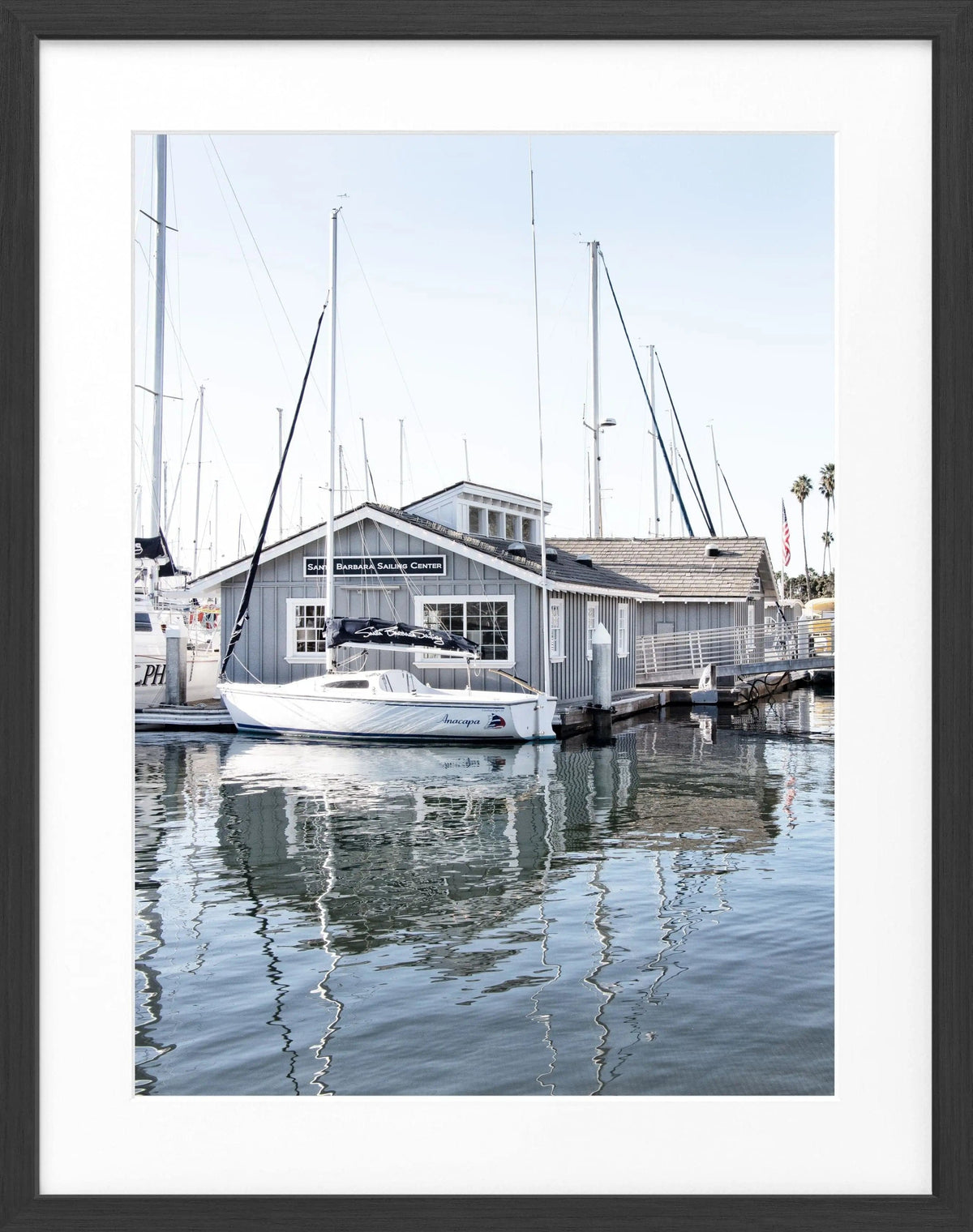 Schwarz-weiß Poster mit Rahmen, Kalifornien Santa Barbara Boat House, von Cosman-Photocollection, 25x31cm, Wanddekoration