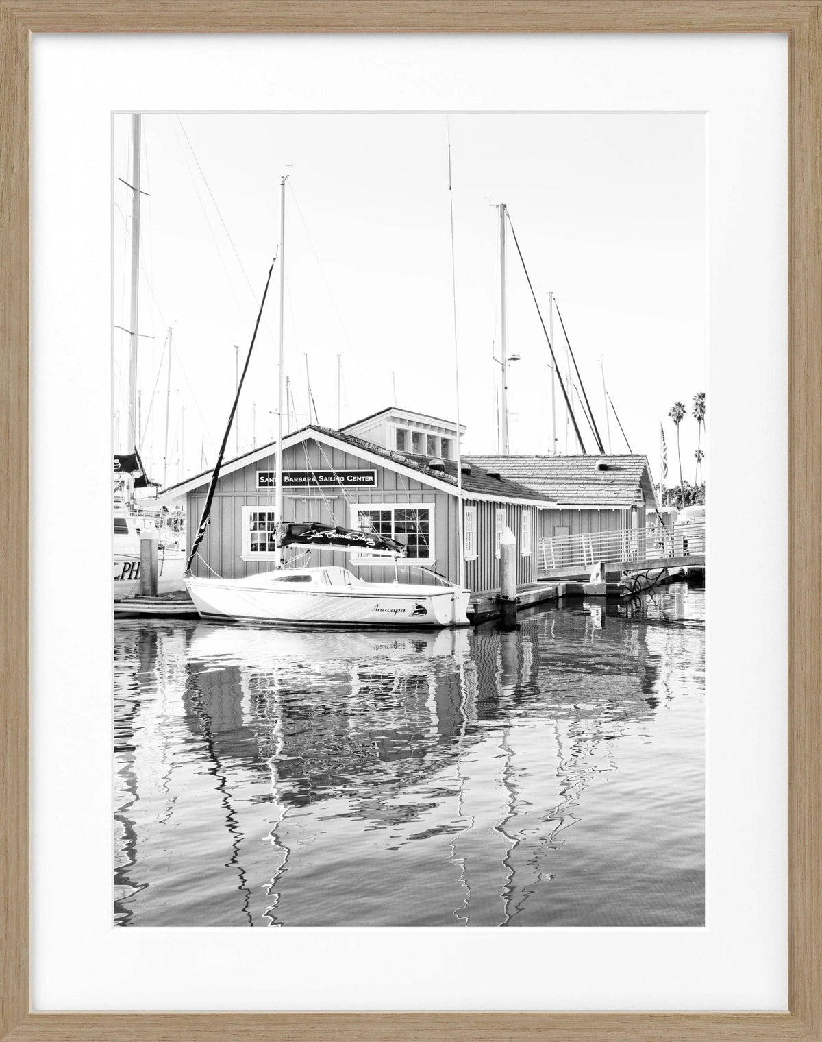 Schwarz-weiß Poster mit Rahmen, Kalifornien Santa Barbara 'Boat House' Motiv, von Cosman-Photocollection, 25x31cm