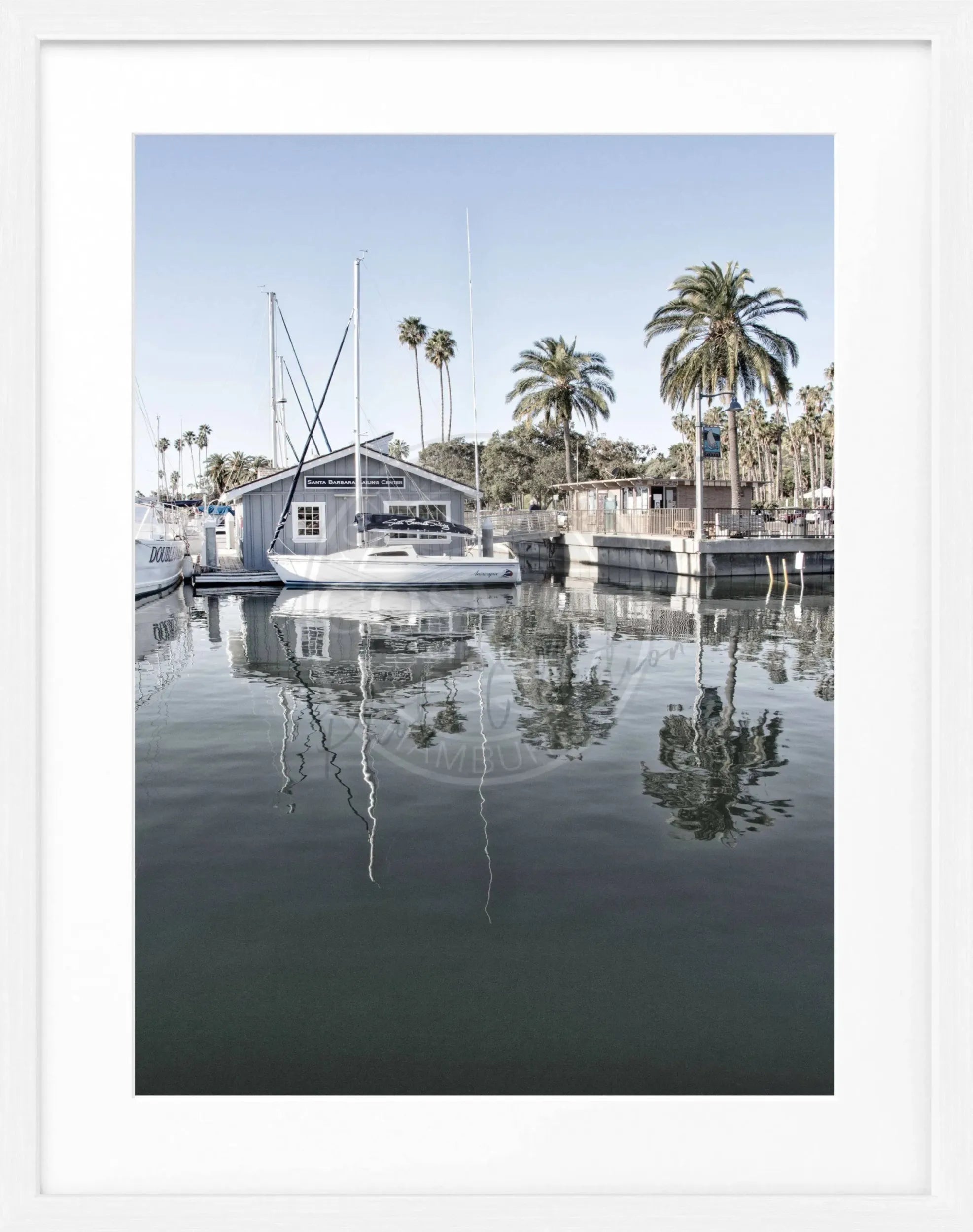 Schwarz-weiß Poster mit Rahmen von Cosman-Photocollection, Santa Barbara Bootshaus Motiv, 25x31cm, Kalifornien, Kunstfotografie