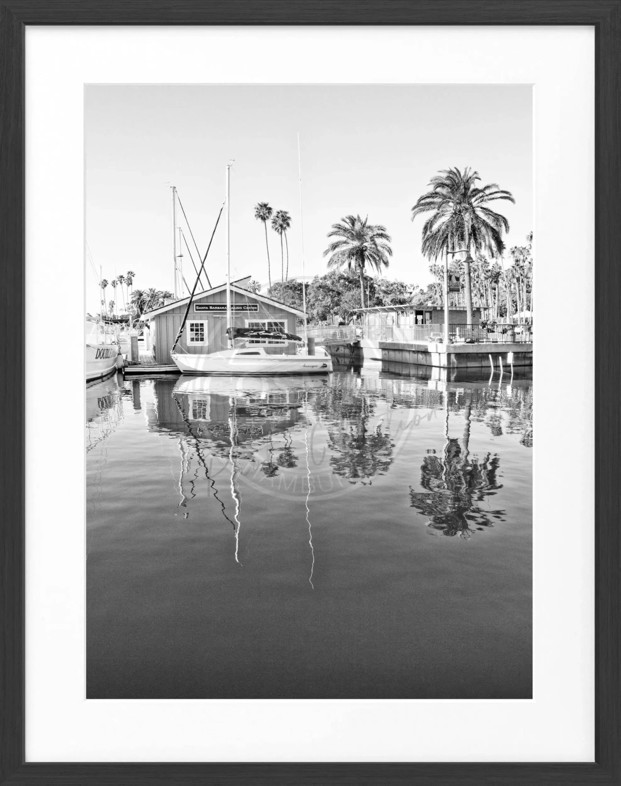 Schwarz-weiß Poster mit Rahmen, Kalifornien Santa Barbara 'Boat House' Motiv, von Cosman-Photocollection, 25x31 cm