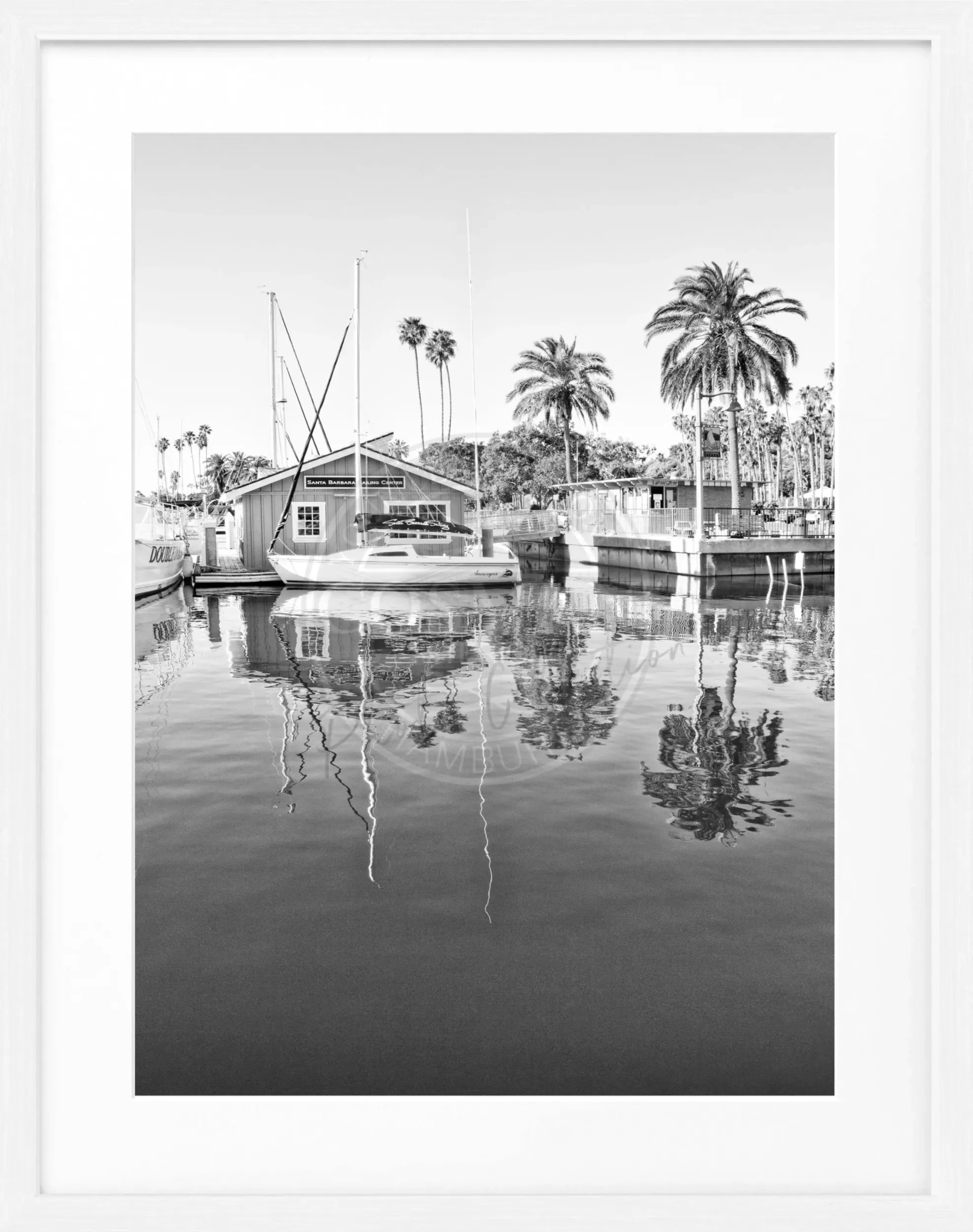 Schwarz-weiß Poster mit Rahmen von Cosman-Photocollection, Kalifornien Santa Barbara, Bootshaus Motiv, 25x31cm
