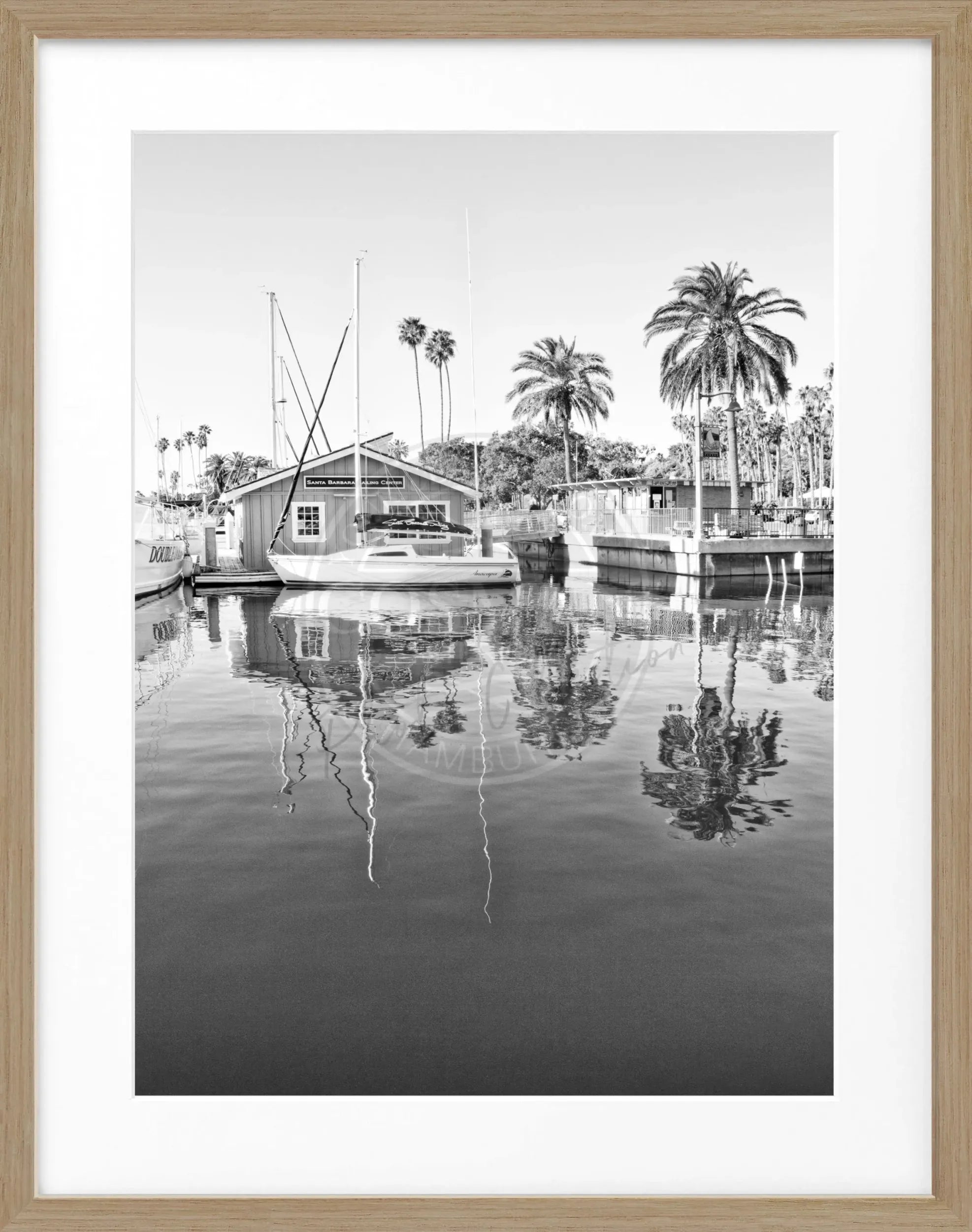 Schwarz-weiß Poster mit Rahmen von Cosman-Photocollection, Kalifornien Santa Barbara Bootshaus, 25x31cm, Wanddekoration