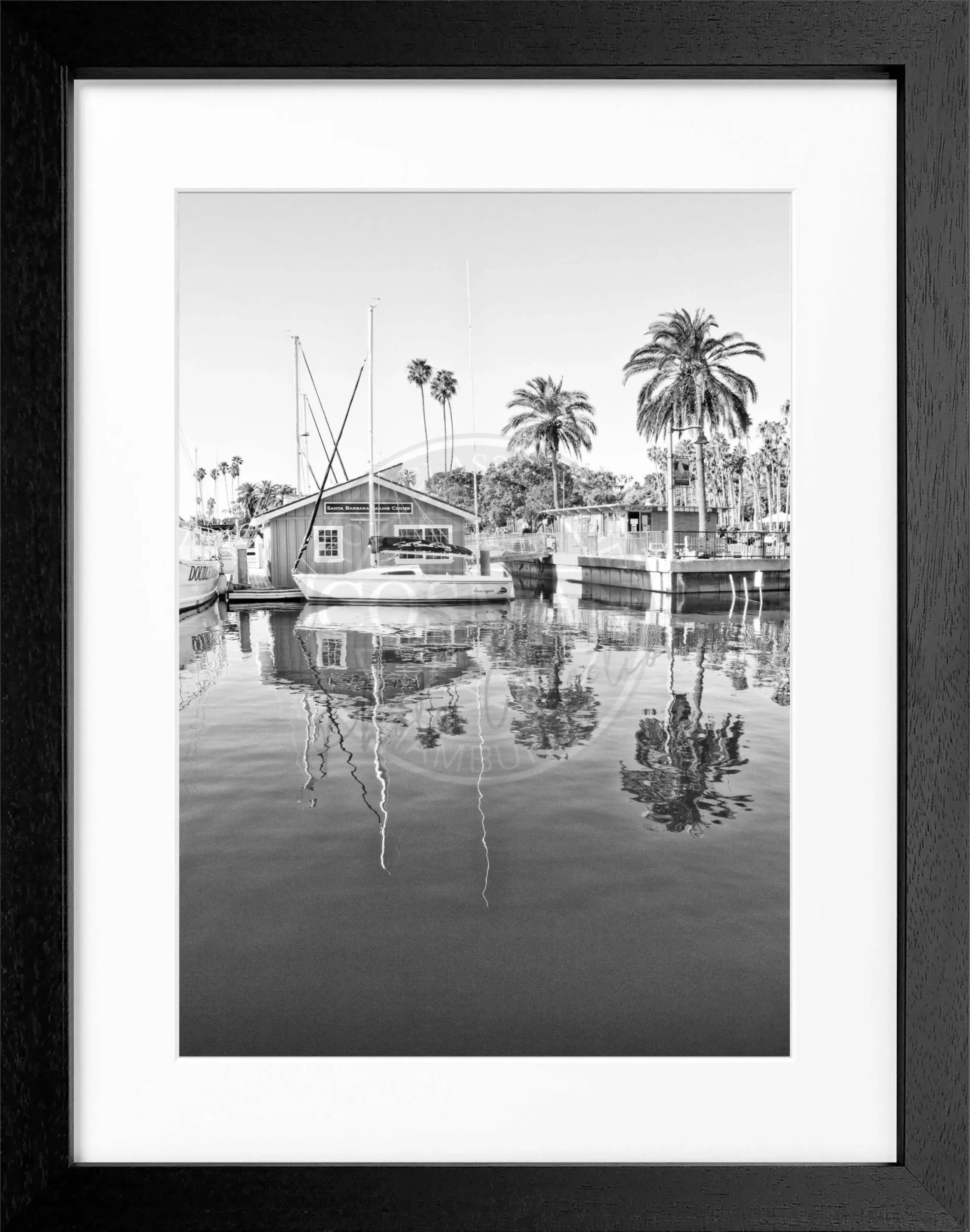 Schwarz-weiß Poster von Cosman-Photocollection mit Rahmen, Kalifornien Santa Barbara Boat House, 25x31cm, Wanddekoration