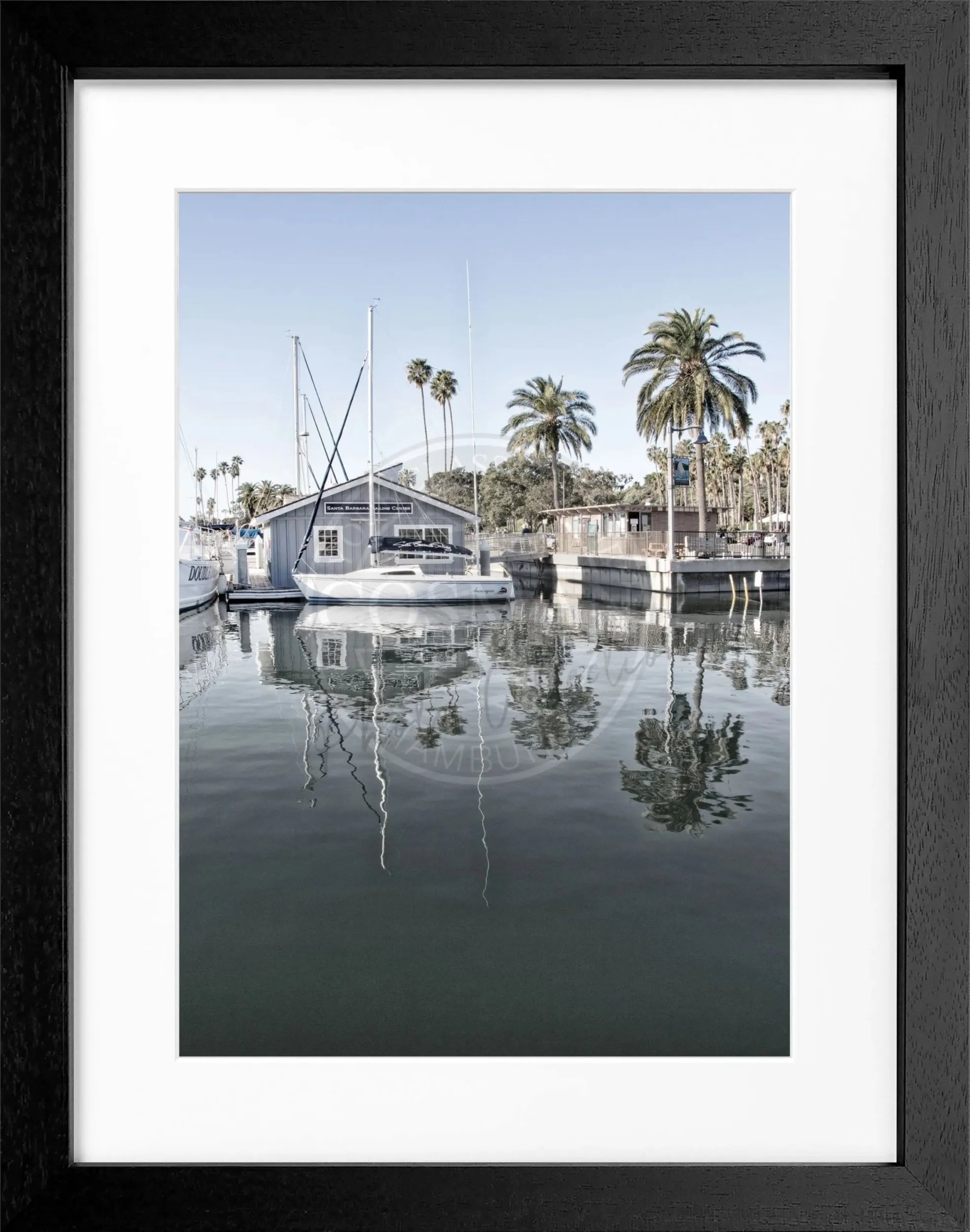 Schwarz-weiß Poster mit Rahmen, Kalifornien Santa Barbara Boat House, von Cosman-Photocollection, 25x31cm, Wanddekoration