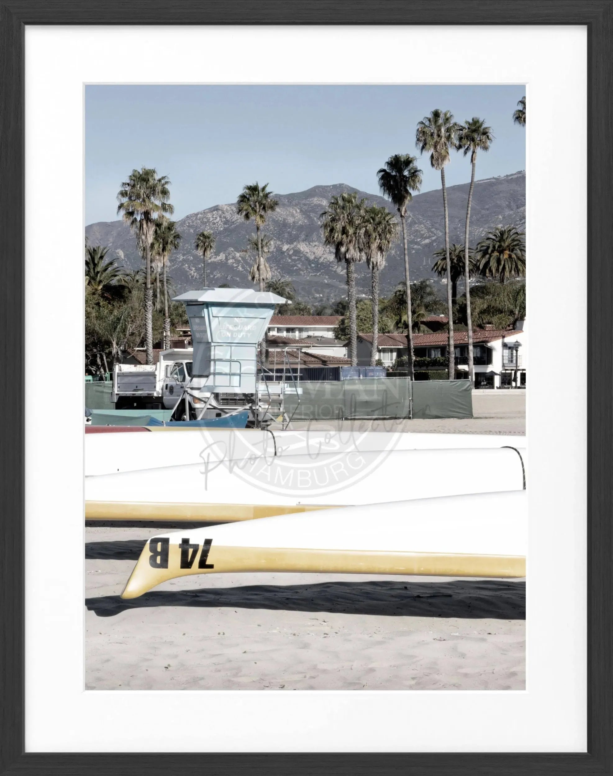 Schwarz-weiß Poster mit Rahmen von Santa Barbara, Kalifornien, von Cosman-Photocollection, 25x31 cm.