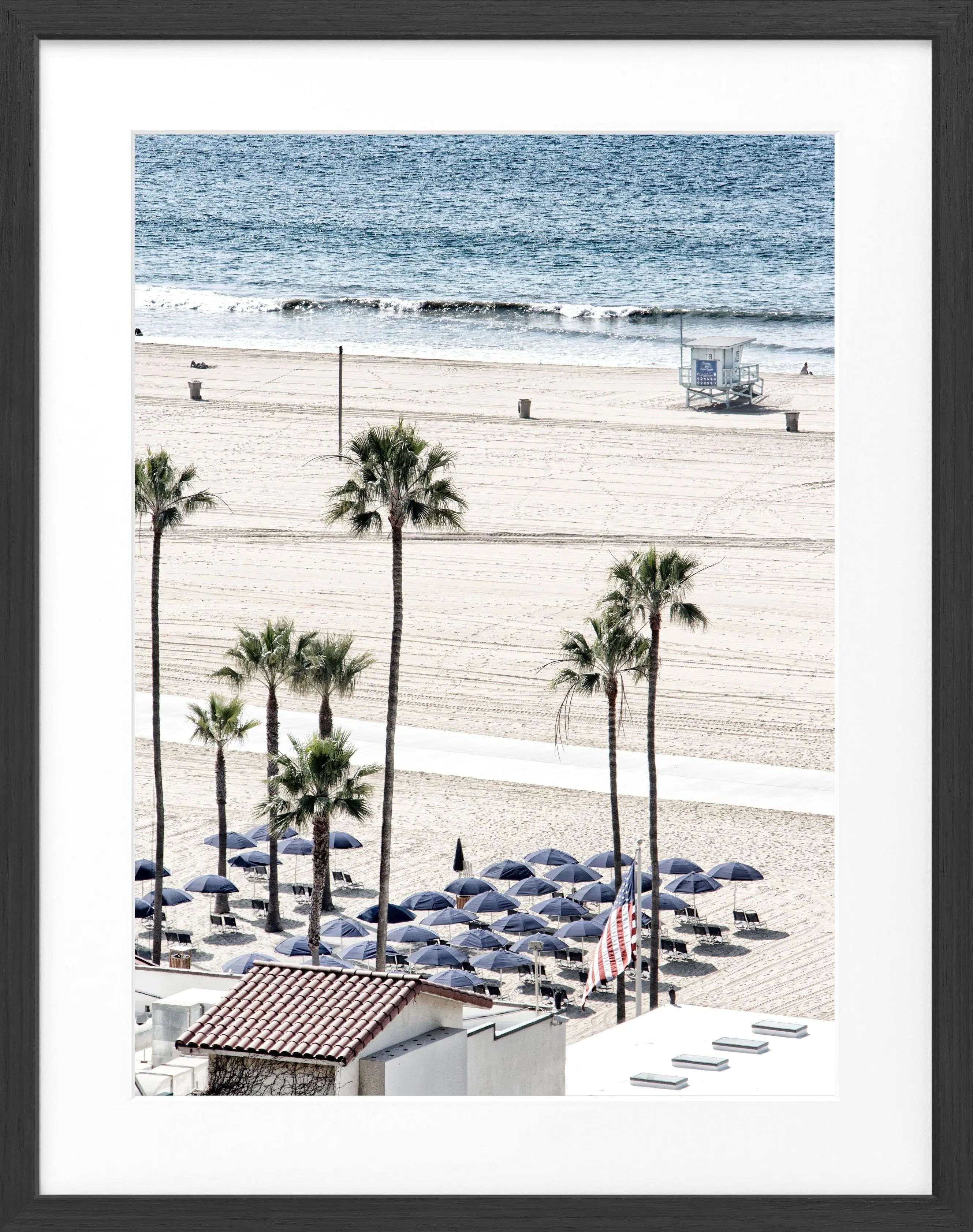 Schwarz-weiß Poster von Santa Monica Beach in Kalifornien mit Rahmen, 25x31cm, von Cosman-Photocollection.