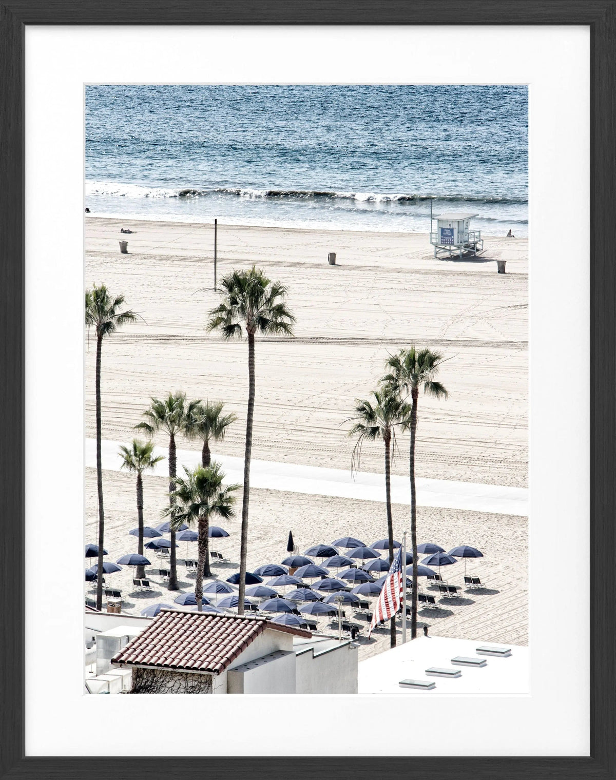 Schwarz-weiß Poster von Santa Monica Beach in Kalifornien mit Rahmen, 25x31cm, von Cosman-Photocollection.
