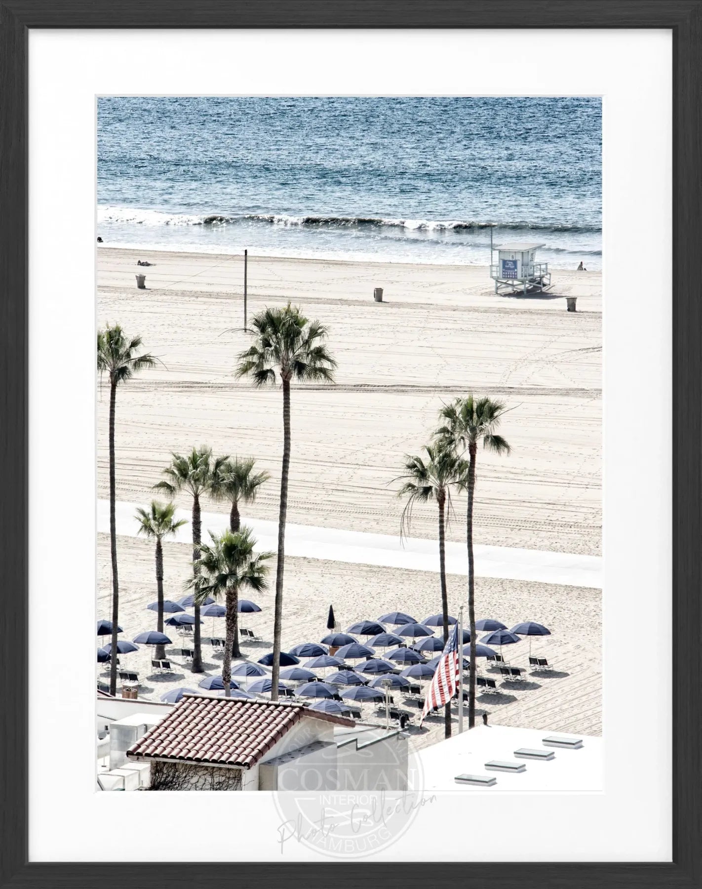 Schwarz-weiß Poster von Santa Monica Beach in Kalifornien mit Rahmen, 25x31cm, von Cosman-Photocollection.