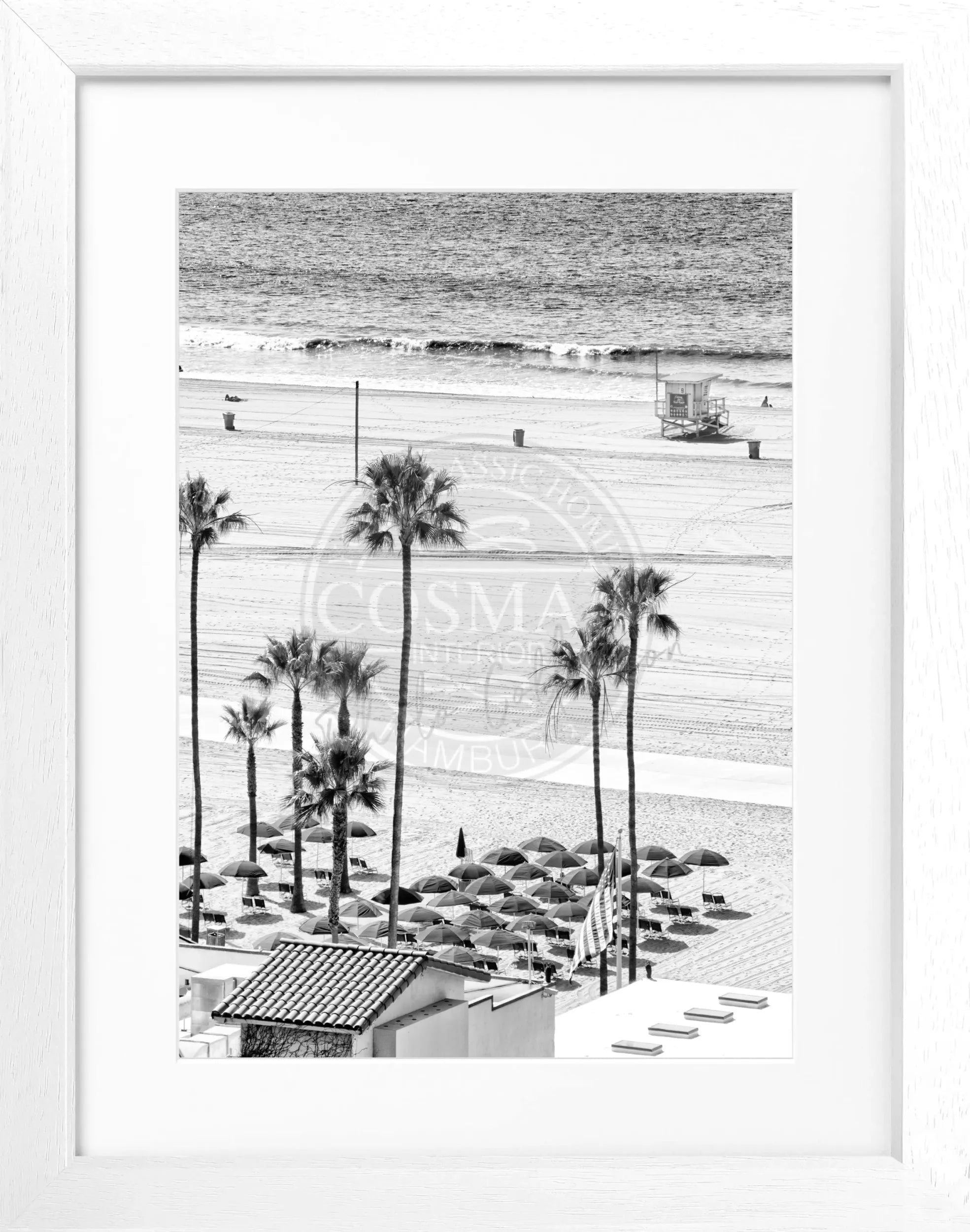 Schwarz-weiß Poster mit Rahmen von Santa Monica Beach in Kalifornien, von Cosman-Photocollection, 25x31 cm.