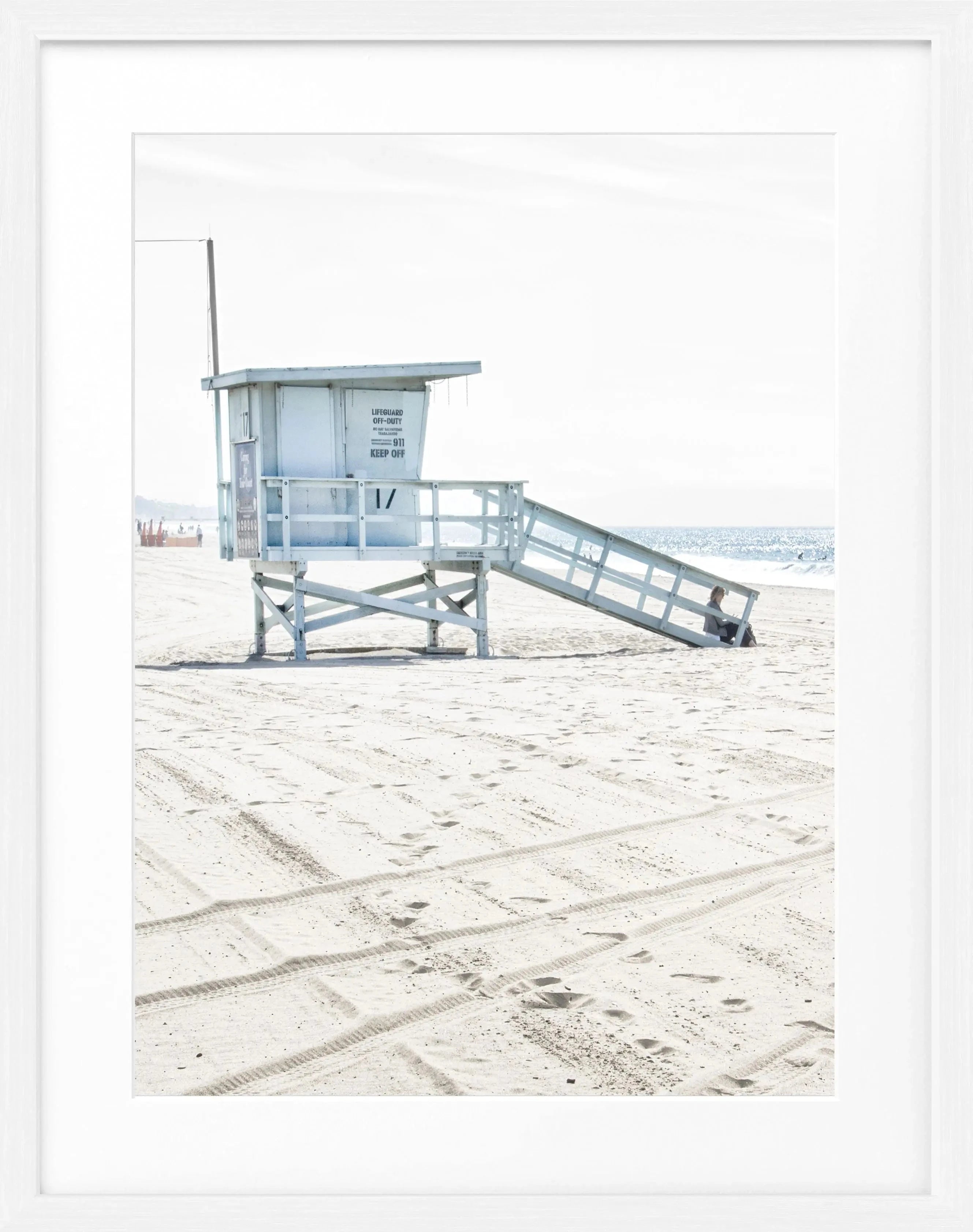 Schwarz-weiß Poster mit Rahmen, zeigt Santa Monica Beach Lifeguard in Kalifornien, von Cosman-Photocollection, 25x31 cm