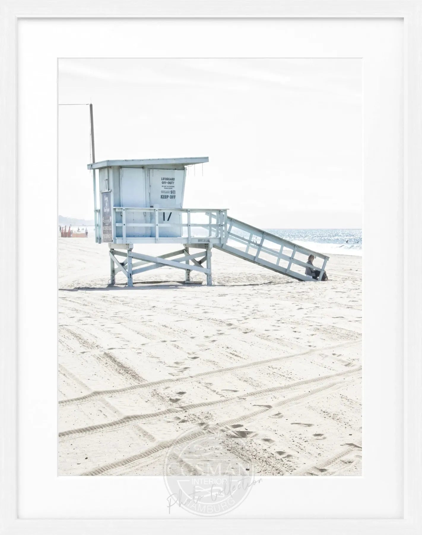 Schwarz-weiß Poster mit Rahmen, zeigt Santa Monica Beach Lifeguard in Kalifornien, von Cosman-Photocollection, 25x31 cm