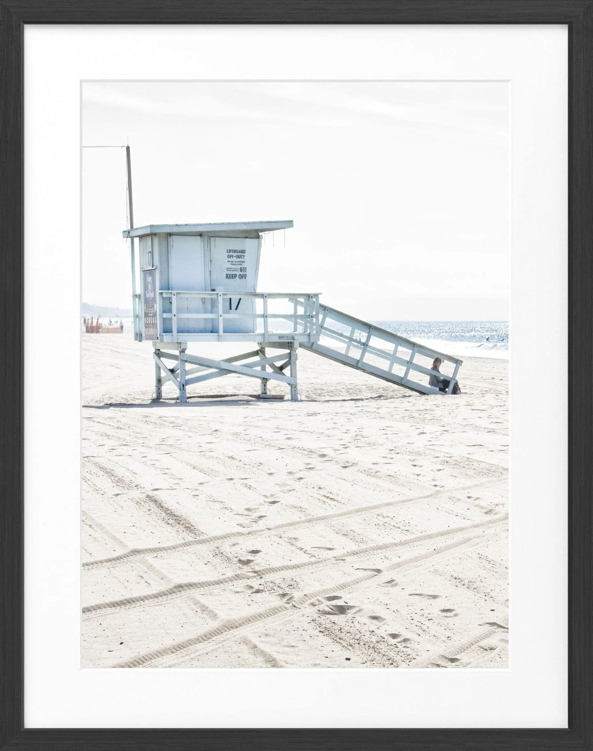 Schwarz-weiß Poster mit Rahmen, zeigt Santa Monica Beach Lifeguard in Kalifornien, von Cosman-Photocollection, 25x31 cm
