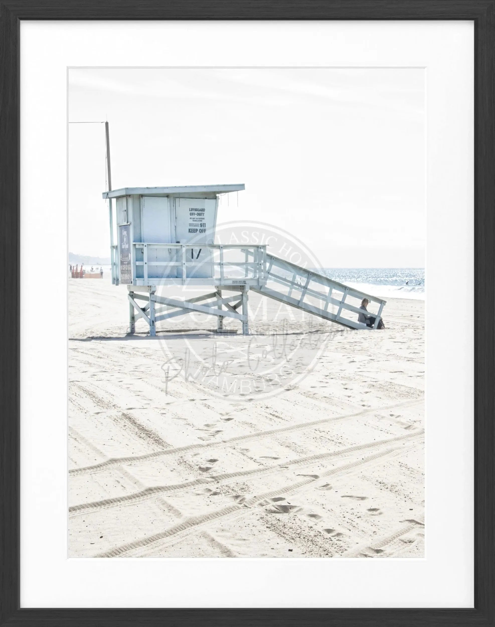Schwarz-weiß Poster mit Rahmen, zeigt Santa Monica Beach Lifeguard in Kalifornien, von Cosman-Photocollection, 25x31 cm
