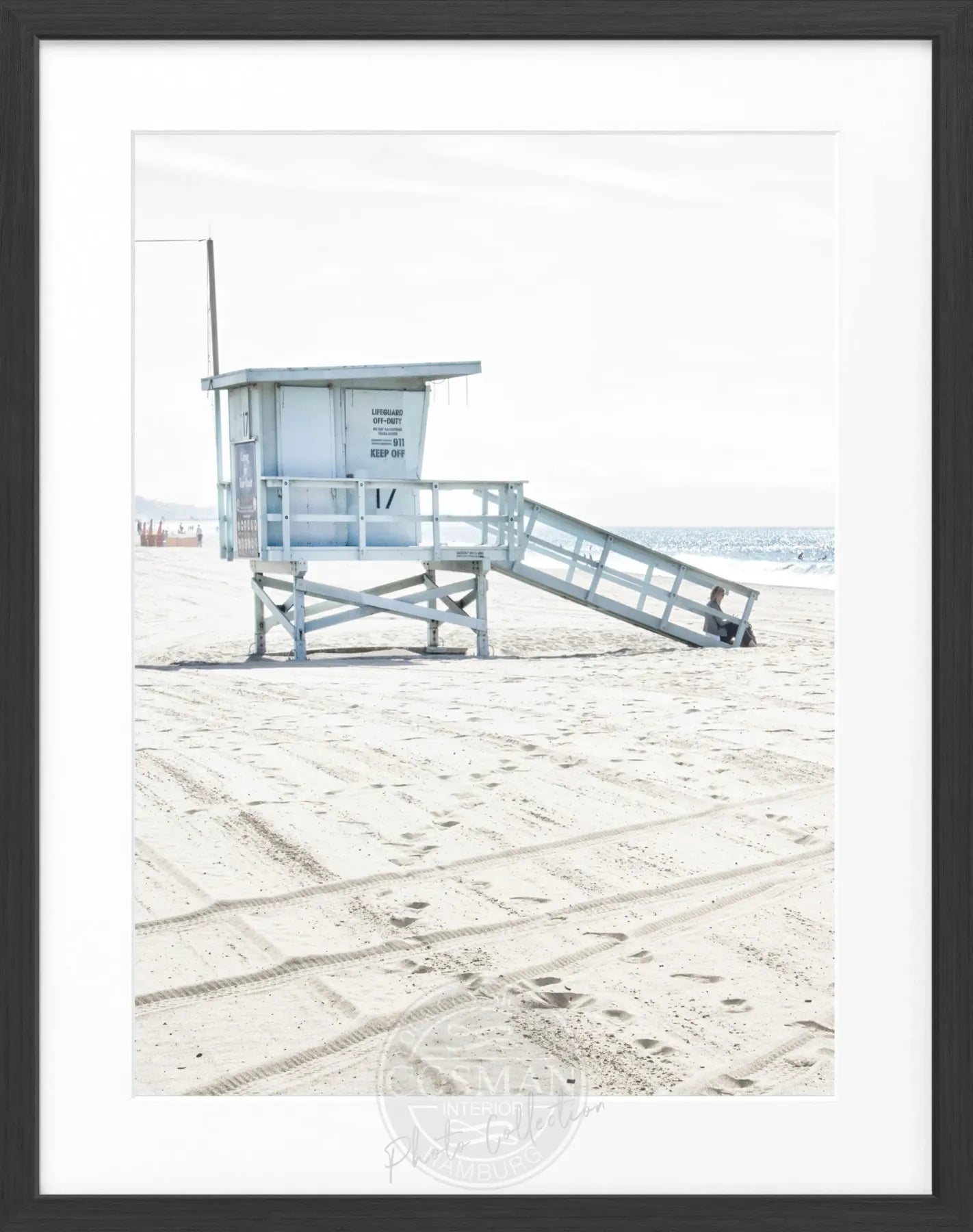 Schwarz-weiß Poster mit Rahmen, zeigt Santa Monica Beach Lifeguard in Kalifornien, von Cosman-Photocollection, 25x31 cm