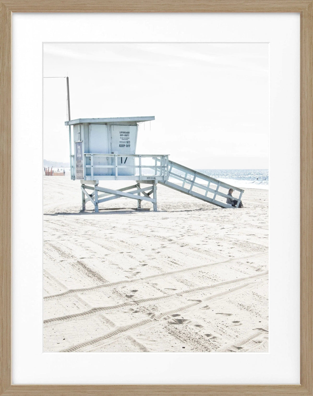 Schwarz-weiß Poster mit Rahmen von Cosman-Photocollection, Santa Monica Lifeguard am Kalifornien Strand, 25x31 cm.