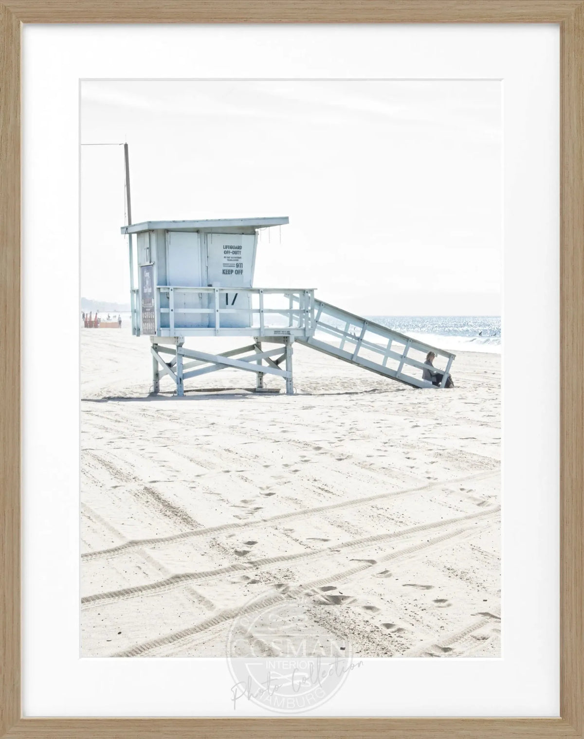 Schwarz-weiß Poster mit Rahmen von Cosman-Photocollection, Santa Monica Lifeguard am Kalifornien Strand, 25x31 cm.